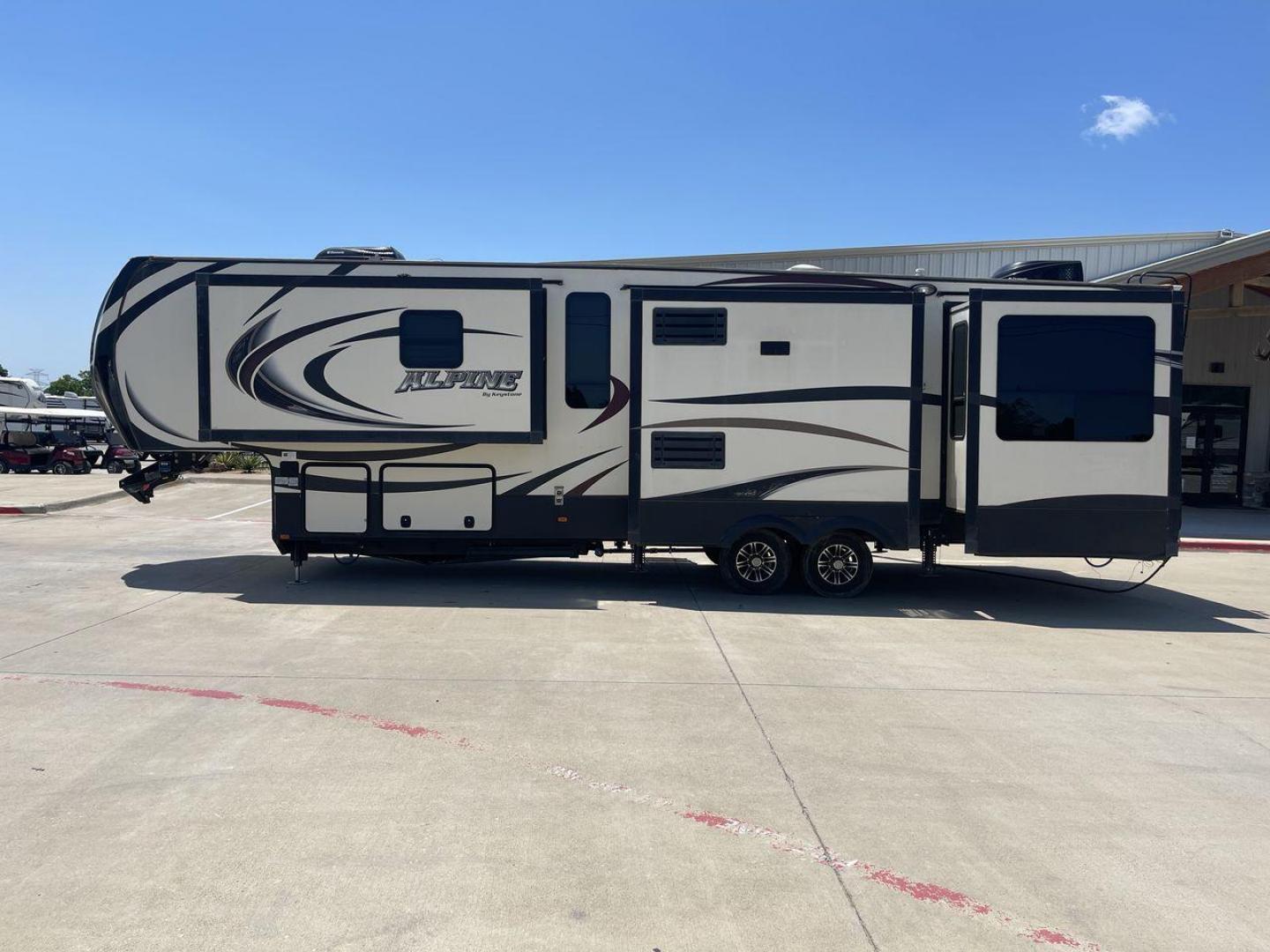 2015 WHITE KEYSTONE ALPINE 3535RE (4YDF35320FE) , Length: 39.08 ft. | Dry Weight: 12,416 lbs. | Gross Weight: 15,500 lbs. | Slides: 4 transmission, located at 4319 N Main Street, Cleburne, TX, 76033, (817) 221-0660, 32.435829, -97.384178 - Improve your RV experience with the 2015 Keystone Alpine 3535RE, a high-end fifth wheel that embodies ease and style. This model, which is an impressive 39.08 feet long, was carefully made for discerning travelers who want a perfect mix of style and usefulness. Because it is made of an aluminum body - Photo#24