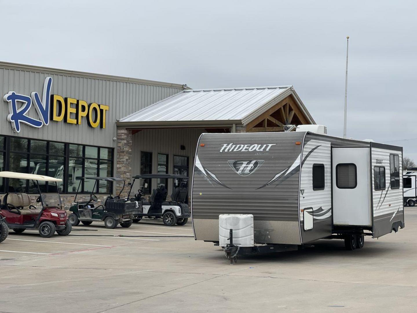 2015 WHITE KEYSTONE HIDEOUT 27DBS - (4YDT27D23F7) , Length: 31.5 ft. | Dry Weight: 6,505 lbs. | Gross Weight: 7,865 lbs. | Slides: 1 transmission, located at 4319 N Main Street, Cleburne, TX, 76033, (817) 221-0660, 32.435829, -97.384178 - GQ405B4AF0B2 GQ405B4B079D - Photo#0