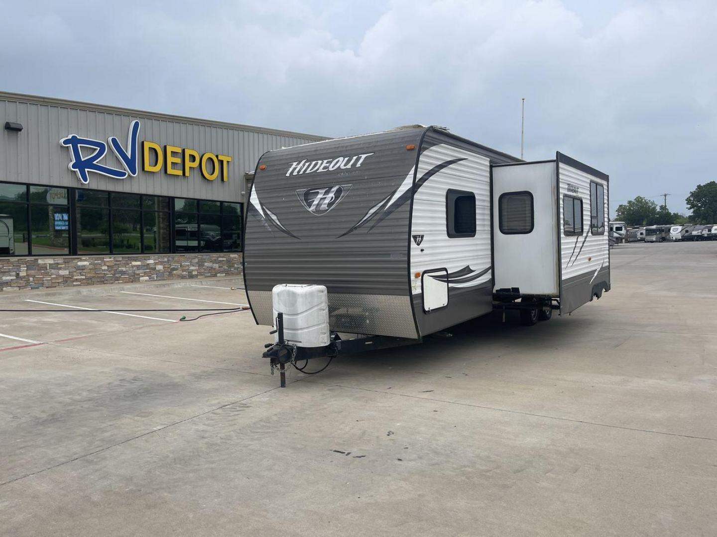 2015 WHITE KEYSTONE HIDEOUT 27DBS - (4YDT27D23F7) , Length: 31.5 ft. | Dry Weight: 6,505 lbs. | Gross Weight: 7,865 lbs. | Slides: 1 transmission, located at 4319 N Main Street, Cleburne, TX, 76033, (817) 221-0660, 32.435829, -97.384178 - GQ405B4AF0B2 GQ405B4B079D - Photo#0