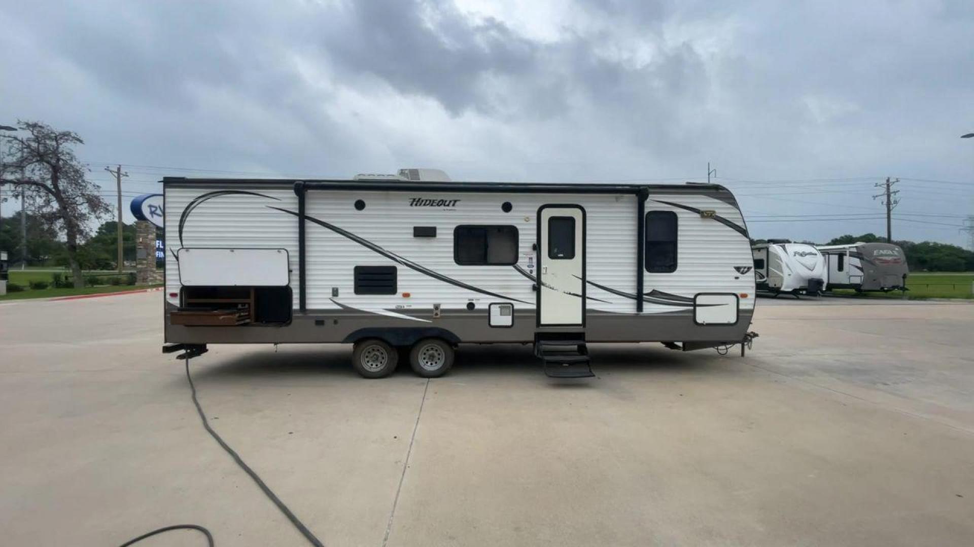 2015 WHITE KEYSTONE HIDEOUT 27DBS - (4YDT27D23F7) , Length: 31.5 ft. | Dry Weight: 6,505 lbs. | Gross Weight: 7,865 lbs. | Slides: 1 transmission, located at 4319 N Main Street, Cleburne, TX, 76033, (817) 221-0660, 32.435829, -97.384178 - GQ405B4AF0B2 GQ405B4B079D - Photo#3