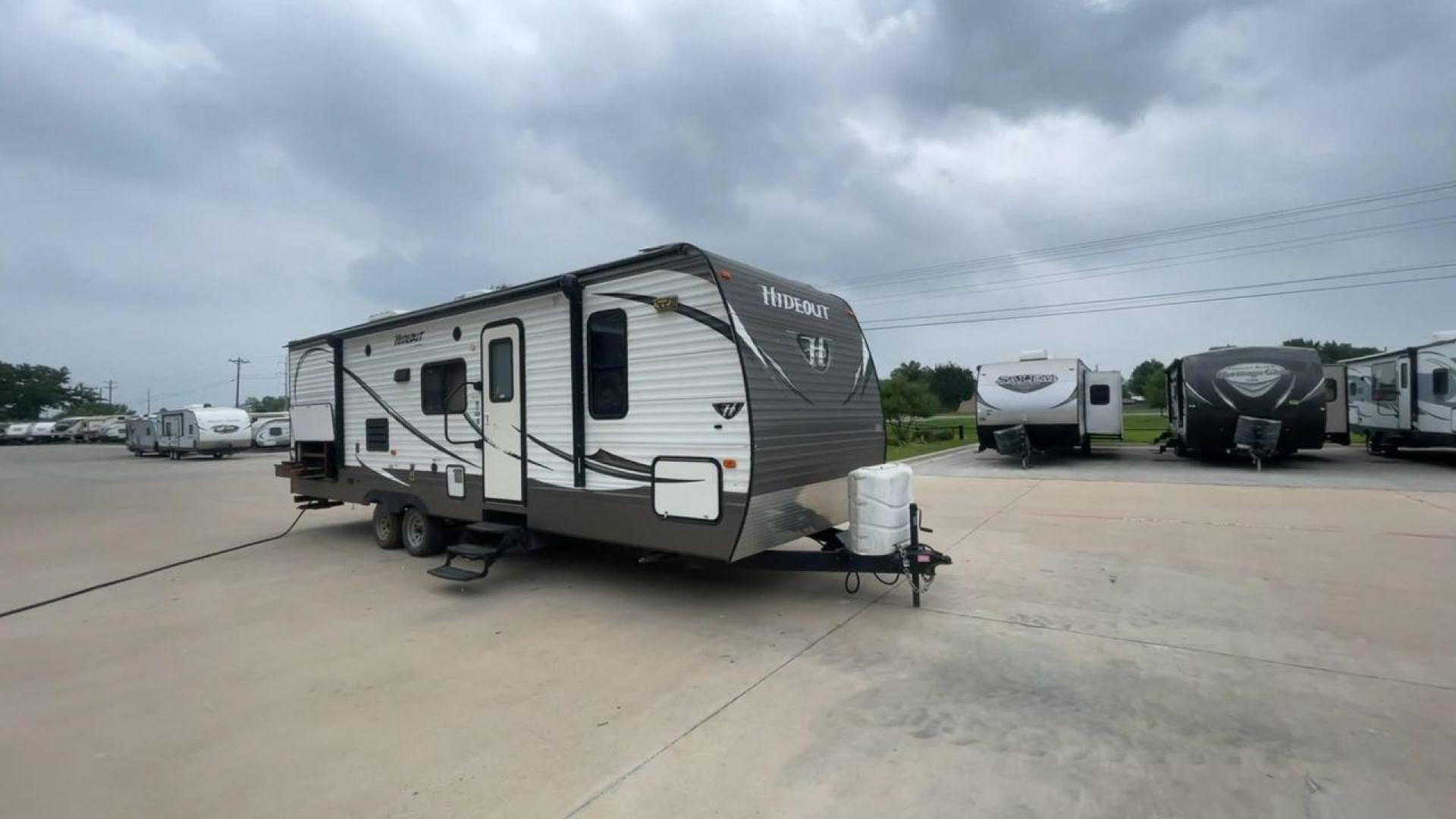 2015 WHITE KEYSTONE HIDEOUT 27DBS - (4YDT27D23F7) , Length: 31.5 ft. | Dry Weight: 6,505 lbs. | Gross Weight: 7,865 lbs. | Slides: 1 transmission, located at 4319 N Main Street, Cleburne, TX, 76033, (817) 221-0660, 32.435829, -97.384178 - GQ405B4AF0B2 GQ405B4B079D - Photo#4