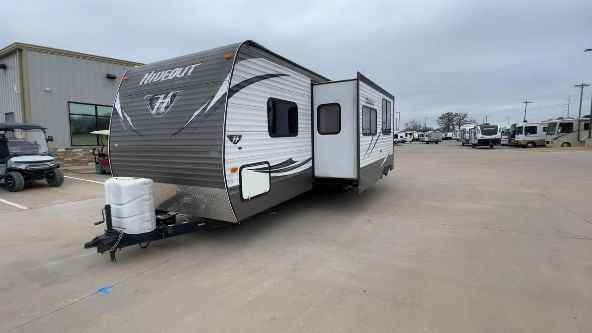 2015 WHITE KEYSTONE HIDEOUT 27DBS - (4YDT27D23F7) , Length: 31.5 ft. | Dry Weight: 6,505 lbs. | Gross Weight: 7,865 lbs. | Slides: 1 transmission, located at 4319 N Main Street, Cleburne, TX, 76033, (817) 221-0660, 32.435829, -97.384178 - GQ405B4AF0B2 GQ405B4B079D - Photo#5