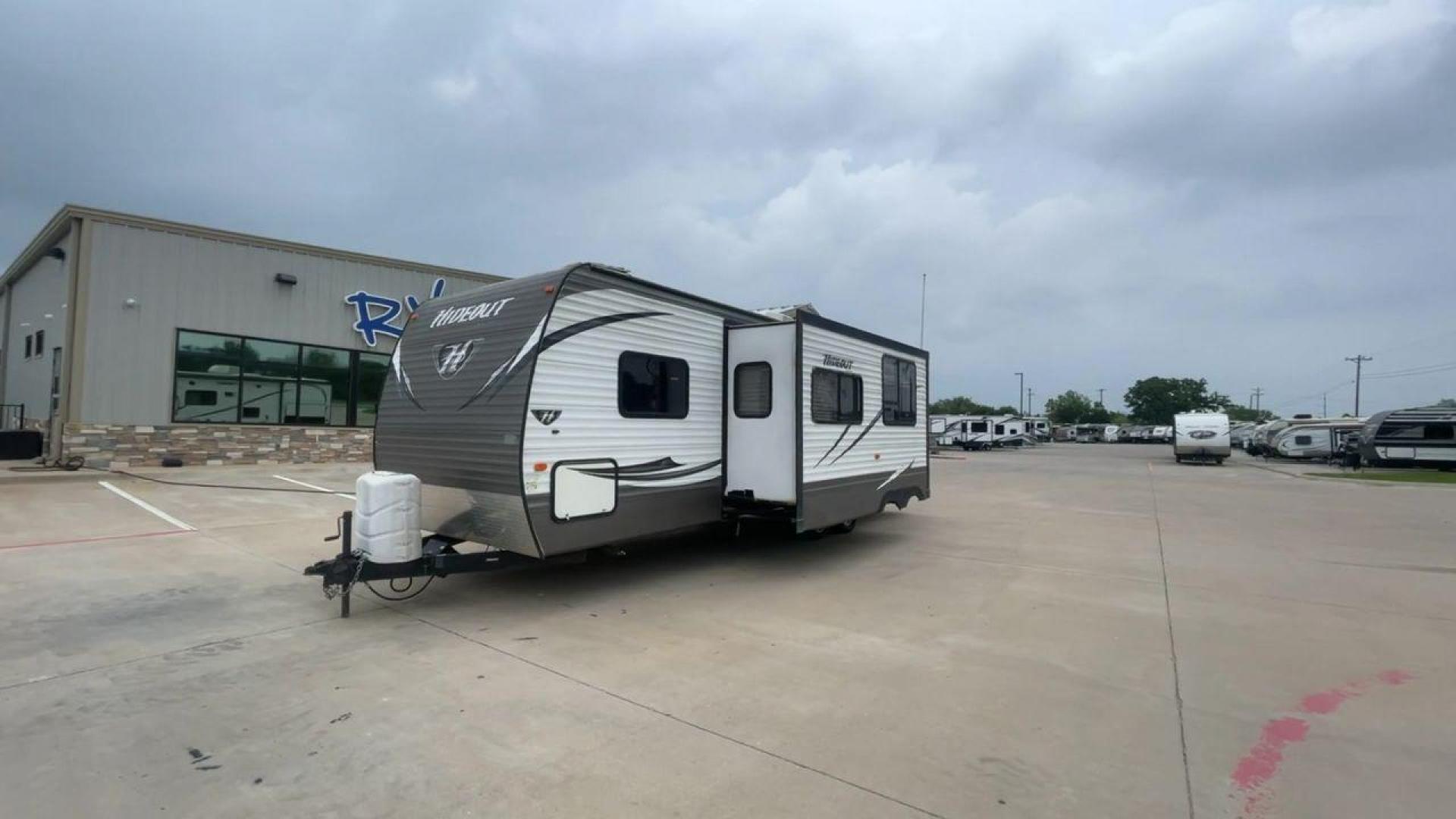 2015 WHITE KEYSTONE HIDEOUT 27DBS - (4YDT27D23F7) , Length: 31.5 ft. | Dry Weight: 6,505 lbs. | Gross Weight: 7,865 lbs. | Slides: 1 transmission, located at 4319 N Main Street, Cleburne, TX, 76033, (817) 221-0660, 32.435829, -97.384178 - GQ405B4AF0B2 GQ405B4B079D - Photo#6