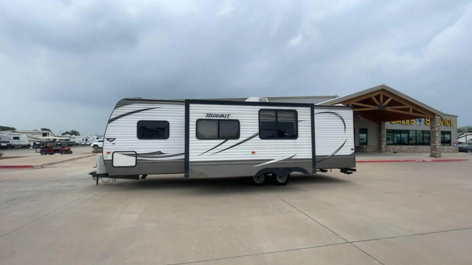 2015 WHITE KEYSTONE HIDEOUT 27DBS - (4YDT27D23F7) , Length: 31.5 ft. | Dry Weight: 6,505 lbs. | Gross Weight: 7,865 lbs. | Slides: 1 transmission, located at 4319 N Main Street, Cleburne, TX, 76033, (817) 221-0660, 32.435829, -97.384178 - GQ405B4AF0B2 GQ405B4B079D - Photo#7