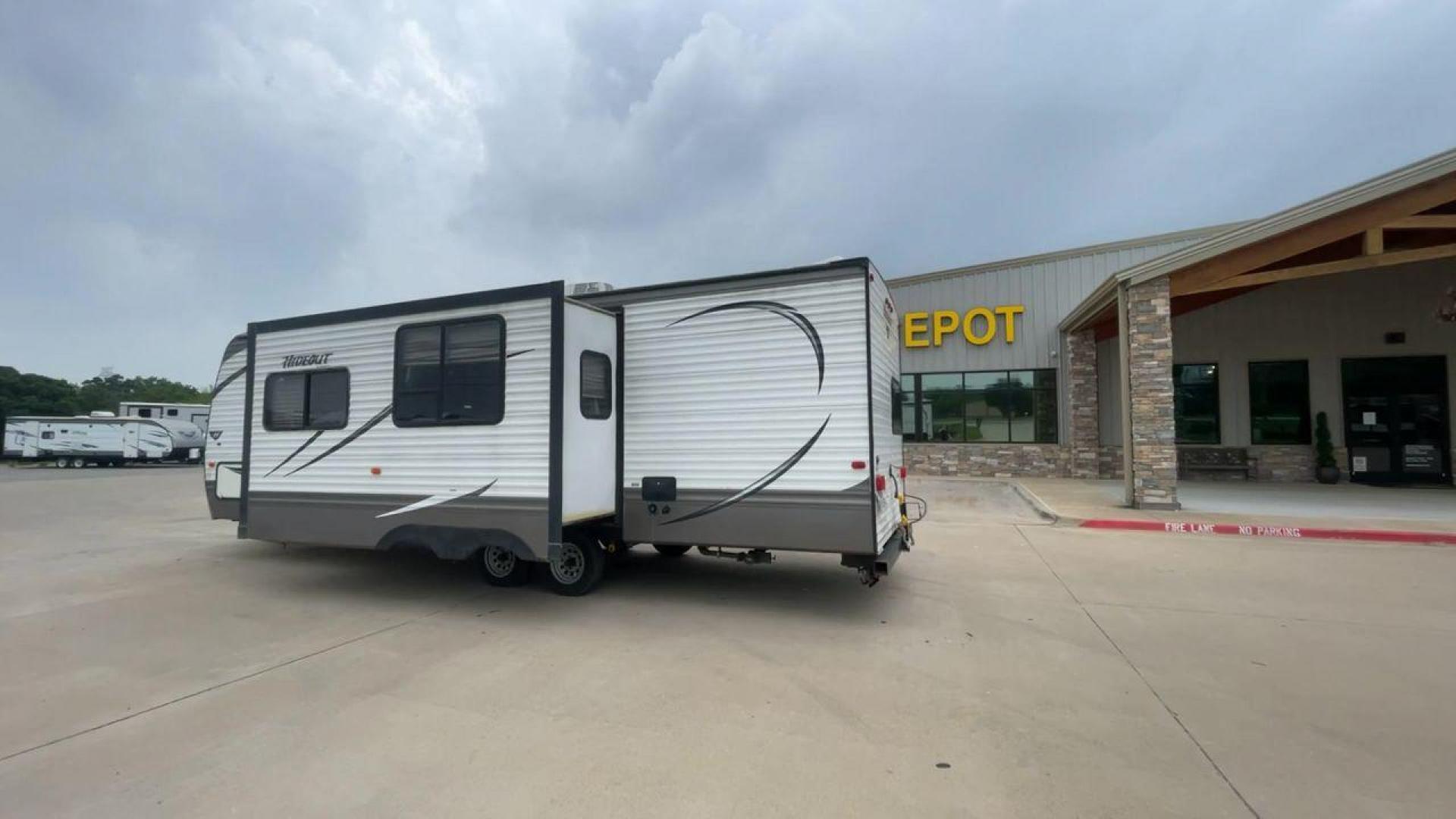 2015 WHITE KEYSTONE HIDEOUT 27DBS - (4YDT27D23F7) , Length: 31.5 ft. | Dry Weight: 6,505 lbs. | Gross Weight: 7,865 lbs. | Slides: 1 transmission, located at 4319 N Main Street, Cleburne, TX, 76033, (817) 221-0660, 32.435829, -97.384178 - GQ405B4AF0B2 GQ405B4B079D - Photo#8