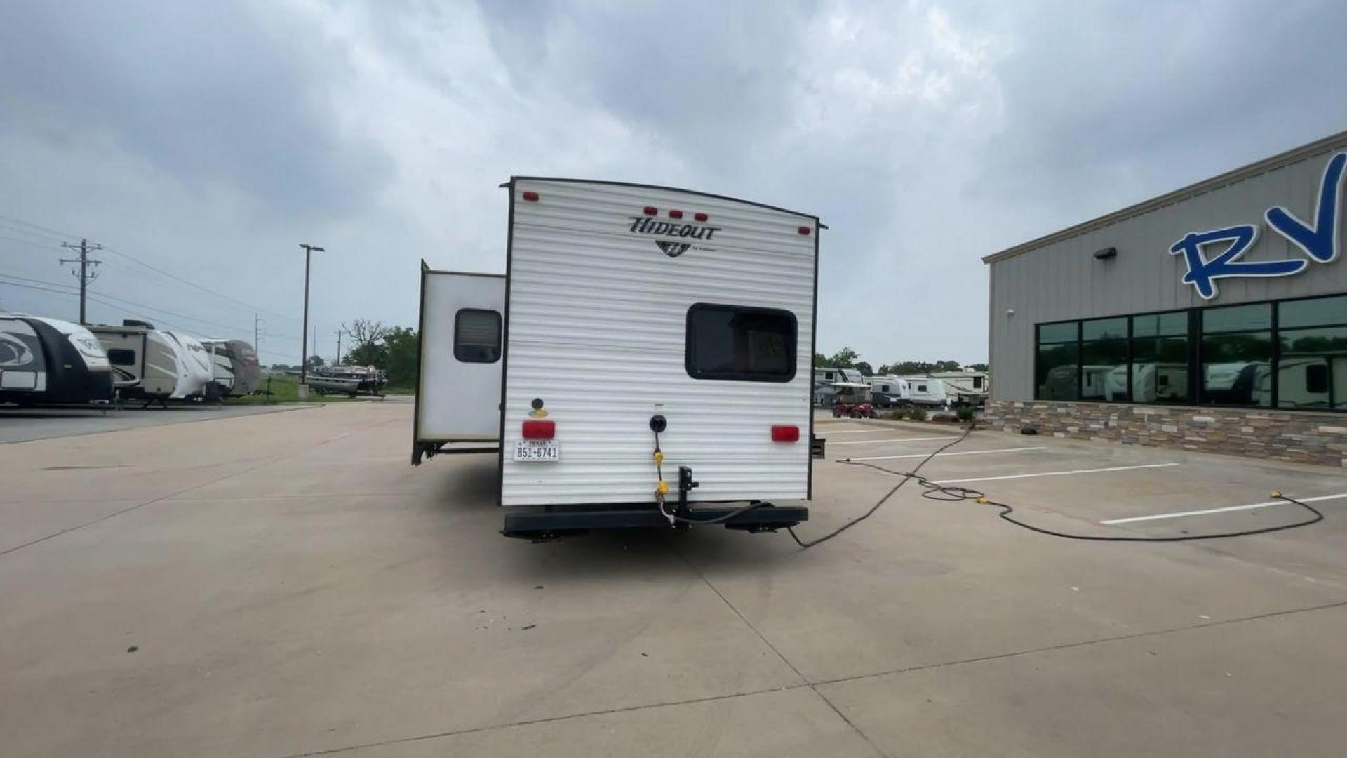 2015 WHITE KEYSTONE HIDEOUT 27DBS - (4YDT27D23F7) , Length: 31.5 ft. | Dry Weight: 6,505 lbs. | Gross Weight: 7,865 lbs. | Slides: 1 transmission, located at 4319 N Main Street, Cleburne, TX, 76033, (817) 221-0660, 32.435829, -97.384178 - GQ405B4AF0B2 GQ405B4B079D - Photo#9