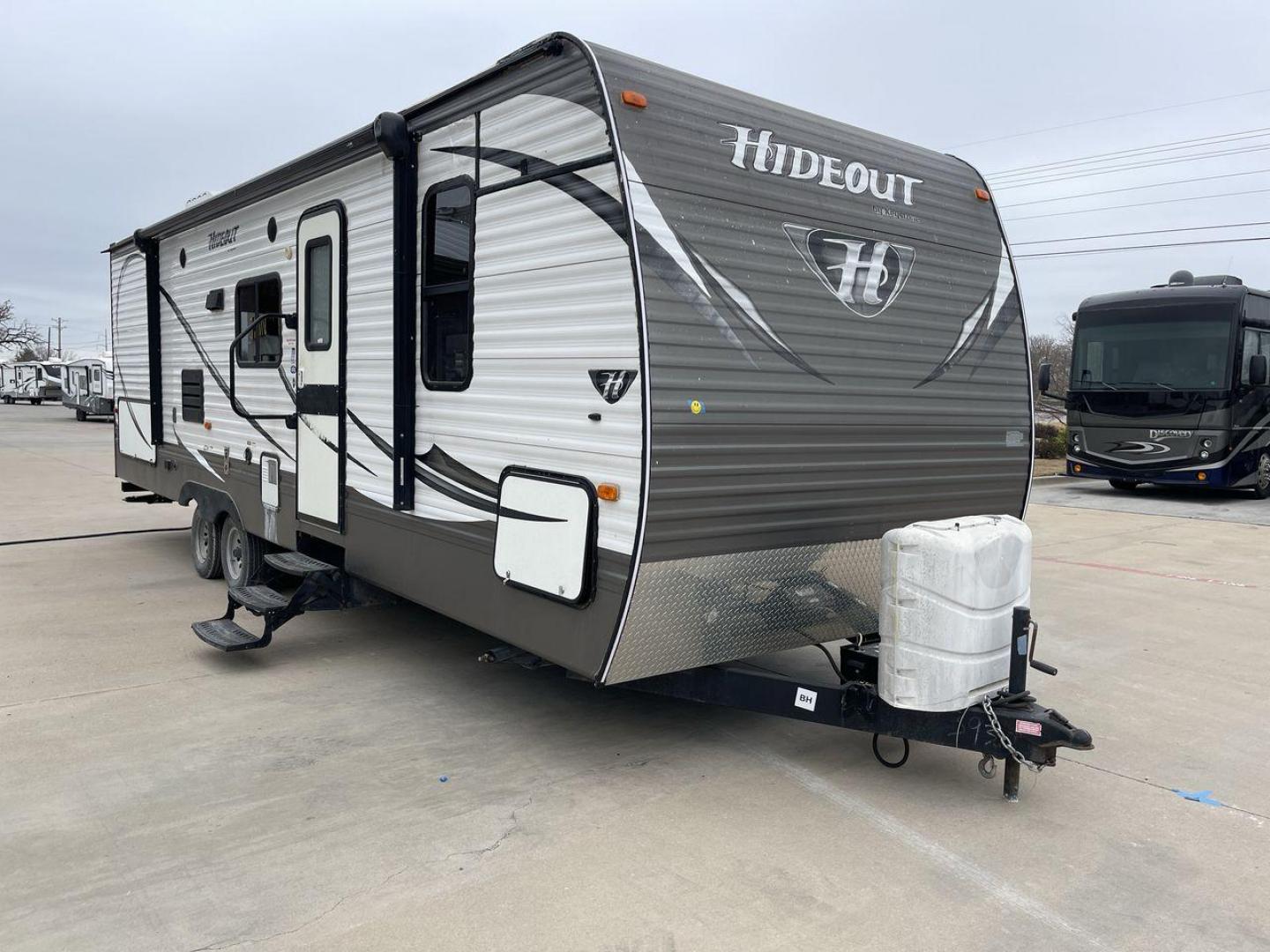 2015 WHITE KEYSTONE HIDEOUT 27DBS - (4YDT27D23F7) , Length: 31.5 ft. | Dry Weight: 6,505 lbs. | Gross Weight: 7,865 lbs. | Slides: 1 transmission, located at 4319 N Main Street, Cleburne, TX, 76033, (817) 221-0660, 32.435829, -97.384178 - GQ405B4AF0B2 GQ405B4B079D - Photo#22