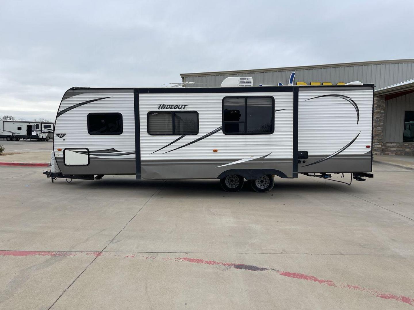 2015 WHITE KEYSTONE HIDEOUT 27DBS - (4YDT27D23F7) , Length: 31.5 ft. | Dry Weight: 6,505 lbs. | Gross Weight: 7,865 lbs. | Slides: 1 transmission, located at 4319 N Main Street, Cleburne, TX, 76033, (817) 221-0660, 32.435829, -97.384178 - GQ405B4AF0B2 GQ405B4B079D - Photo#23