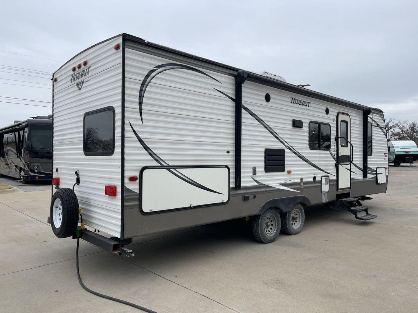 2015 WHITE KEYSTONE HIDEOUT 27DBS - (4YDT27D23F7) , Length: 31.5 ft. | Dry Weight: 6,505 lbs. | Gross Weight: 7,865 lbs. | Slides: 1 transmission, located at 4319 N Main Street, Cleburne, TX, 76033, (817) 221-0660, 32.435829, -97.384178 - GQ405B4AF0B2 GQ405B4B079D - Photo#24