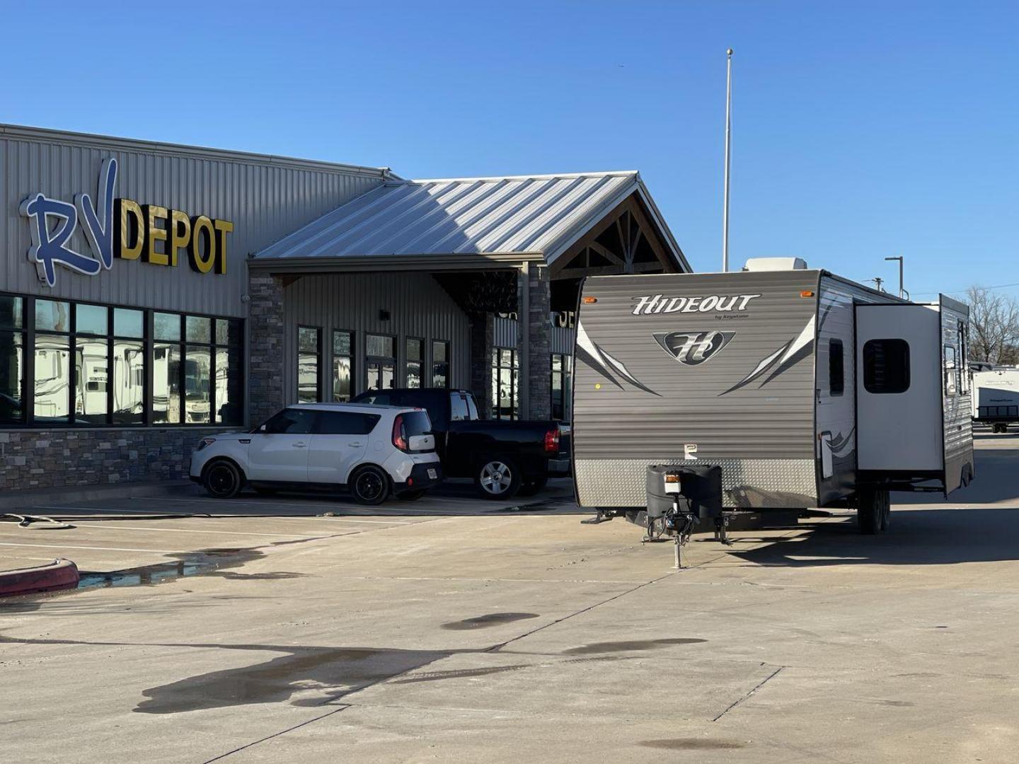 2015 KEYSTONE HIDEOUT 28BHS (4YDT28B20F7) , Length: 32.25 ft. | Dry Weight: 6,726 lbs. | Gross Weight: 9,695 lbs. | Slides: 1 transmission, located at 4319 N Main Street, Cleburne, TX, 76033, (817) 221-0660, 32.435829, -97.384178 - Photo#0