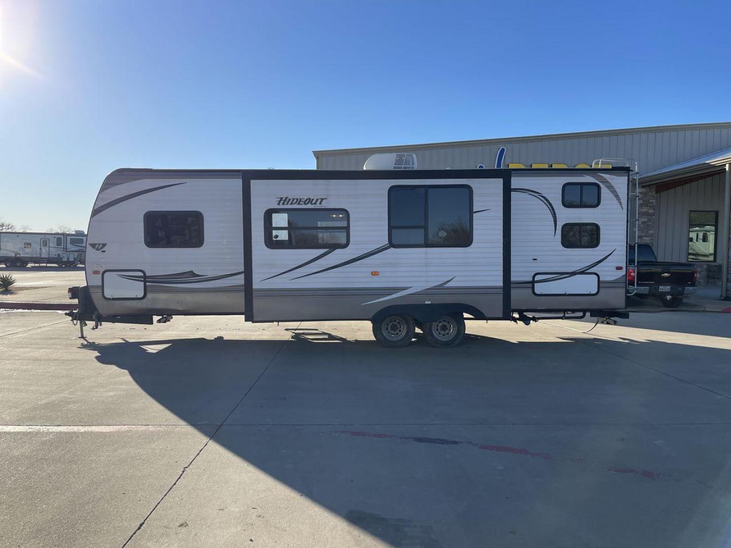 2015 KEYSTONE HIDEOUT 28BHS (4YDT28B20F7) , Length: 32.25 ft. | Dry Weight: 6,726 lbs. | Gross Weight: 9,695 lbs. | Slides: 1 transmission, located at 4319 N Main Street, Cleburne, TX, 76033, (817) 221-0660, 32.435829, -97.384178 - Photo#23