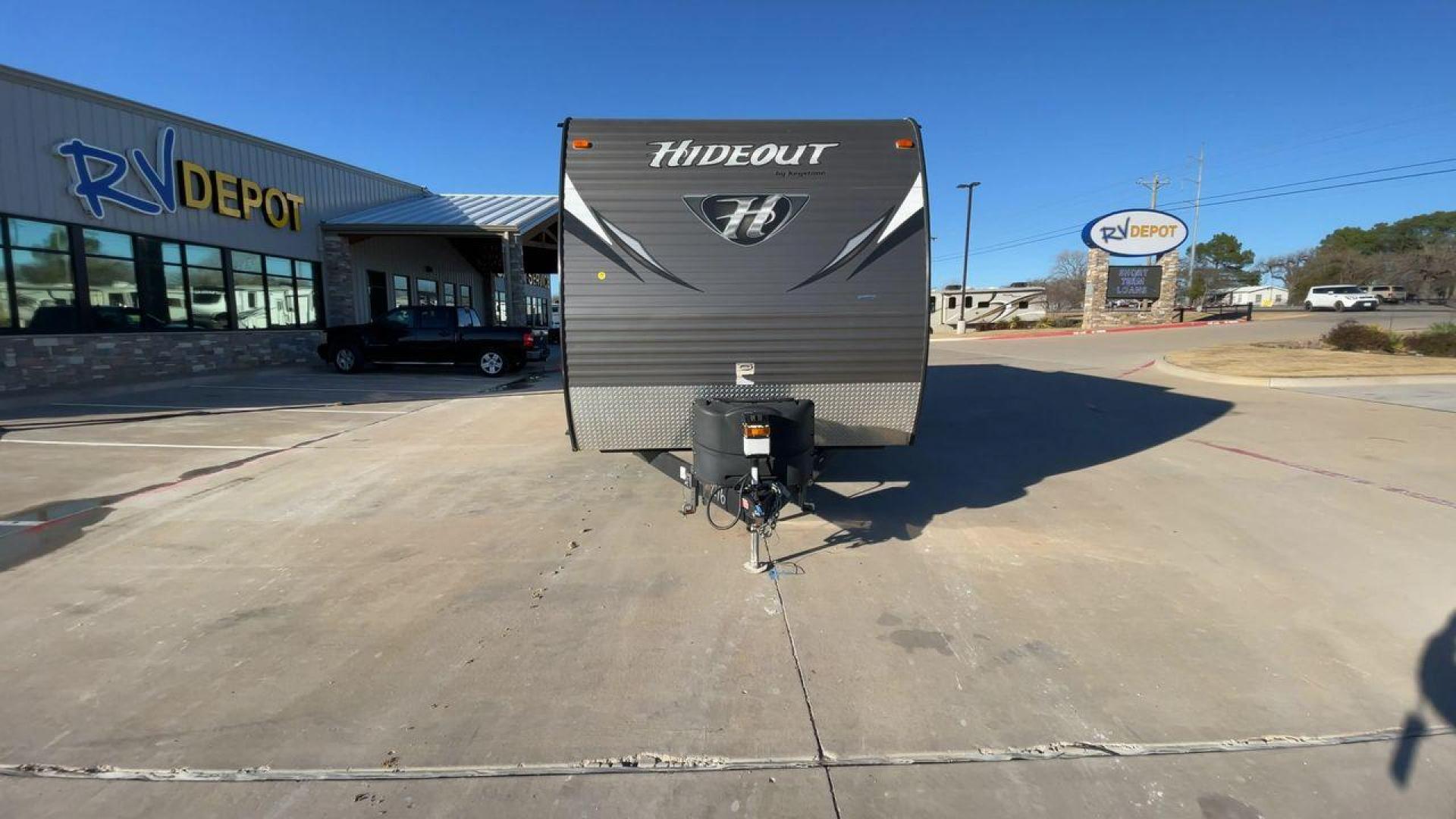 2015 KEYSTONE HIDEOUT 28BHS (4YDT28B20F7) , Length: 32.25 ft. | Dry Weight: 6,726 lbs. | Gross Weight: 9,695 lbs. | Slides: 1 transmission, located at 4319 N Main Street, Cleburne, TX, 76033, (817) 221-0660, 32.435829, -97.384178 - Photo#4