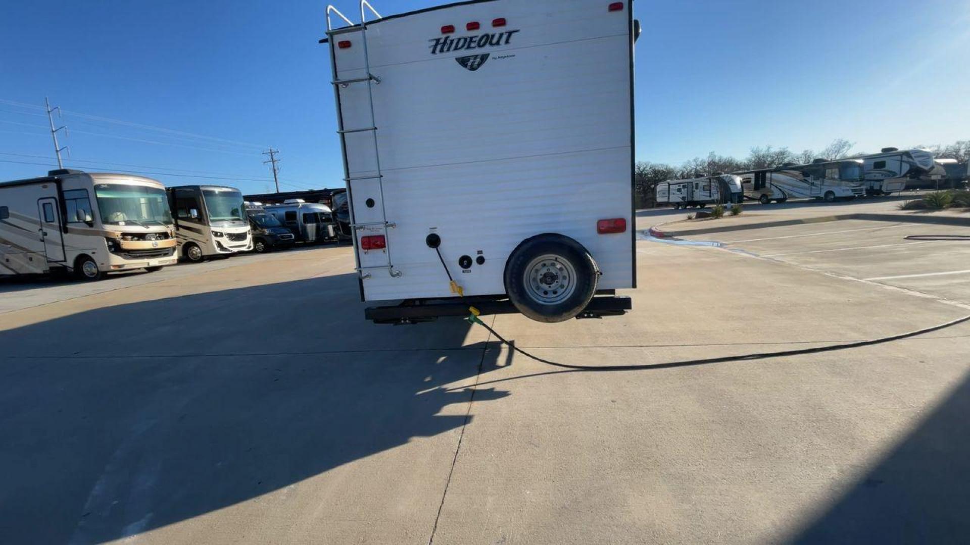 2015 KEYSTONE HIDEOUT 28BHS (4YDT28B20F7) , Length: 32.25 ft. | Dry Weight: 6,726 lbs. | Gross Weight: 9,695 lbs. | Slides: 1 transmission, located at 4319 N Main Street, Cleburne, TX, 76033, (817) 221-0660, 32.435829, -97.384178 - Photo#8