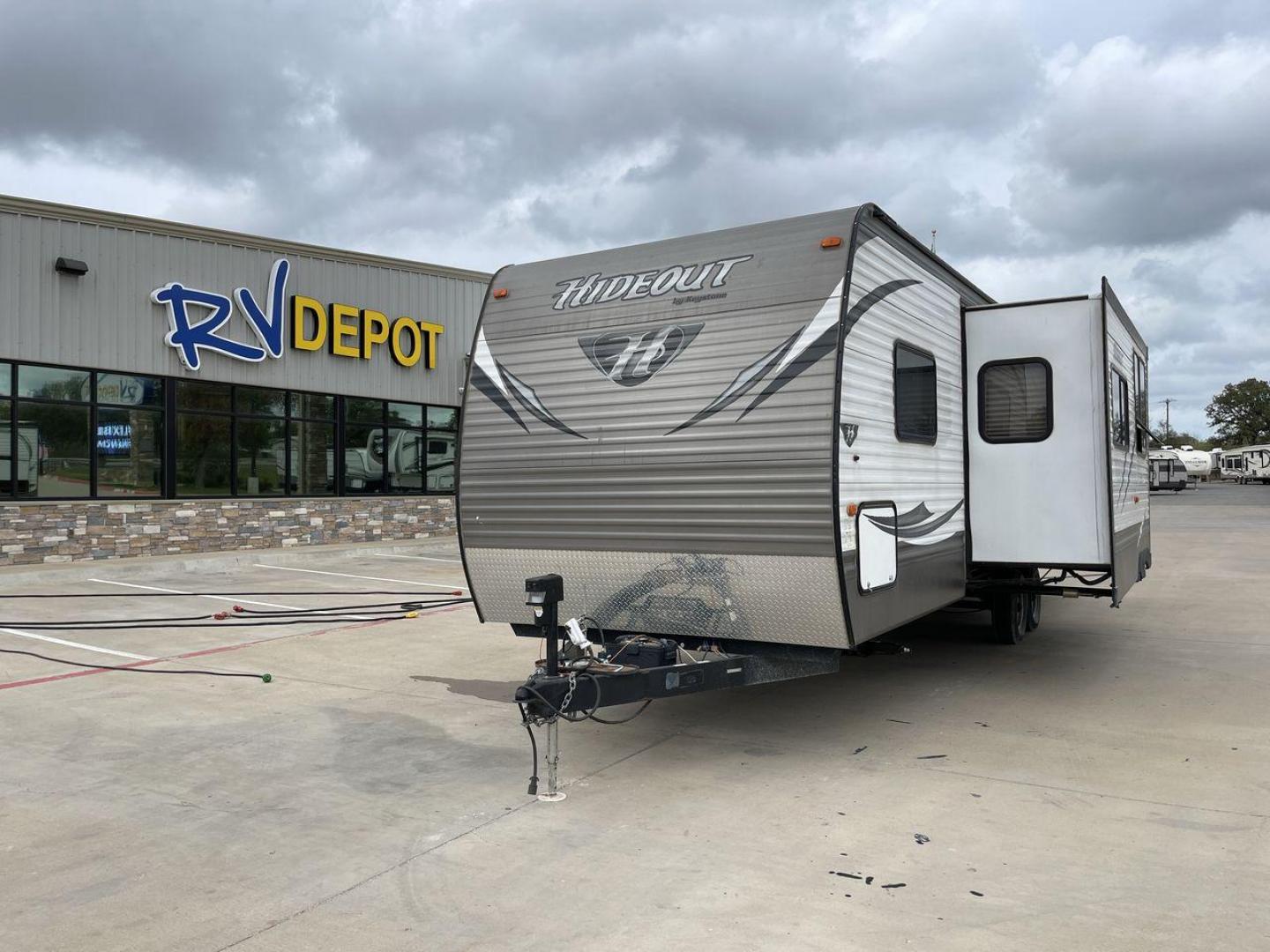 2015 KEYSTONE HIDEOUT 29BHS (4YDT29B23F7) , Length: 34.25 ft. | Dry Weight: 7,225 lbs. | Gross Weight: 9,675 lbs. | Slides: 1 transmission, located at 4319 N Main Street, Cleburne, TX, 76033, (817) 221-0660, 32.435829, -97.384178 - The 2015 Keystone Hideout 29BHS is a flexible and roomy travel trailer that can fit your whole family and more. This trailer provides generous living space for a comfortable life on the road, measuring 34.25 feet in length and weighing 7,225 pounds when dry. It has a single slideout, which adds more - Photo#0