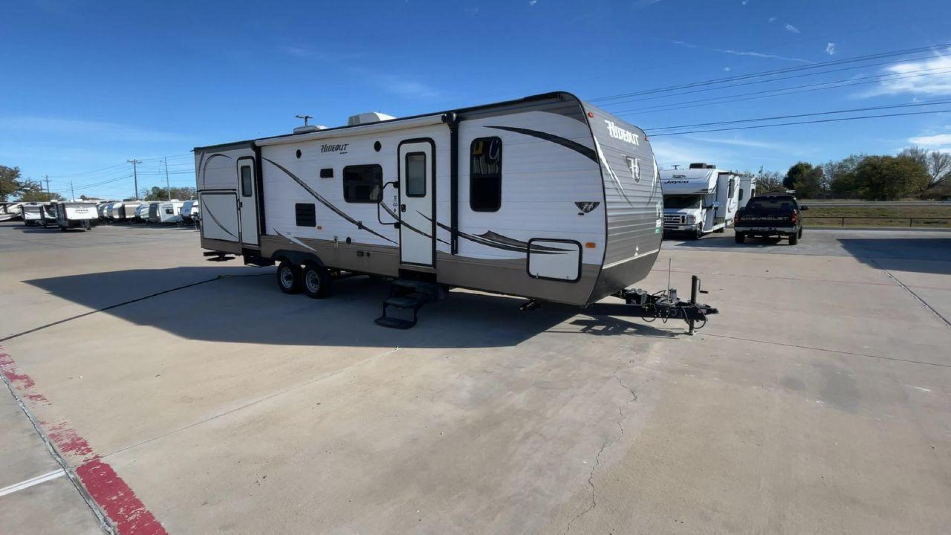 2015 KEYSTONE HIDEOUT 31RBDS (4YDT31R29F7) , Length: 35.67 ft. | Dry Weight: 7,660 lbs. | Gross Weight: 9,665 lbs. | Slides: 2 transmission, located at 4319 N Main Street, Cleburne, TX, 76033, (817) 221-0660, 32.435829, -97.384178 - Photo#3