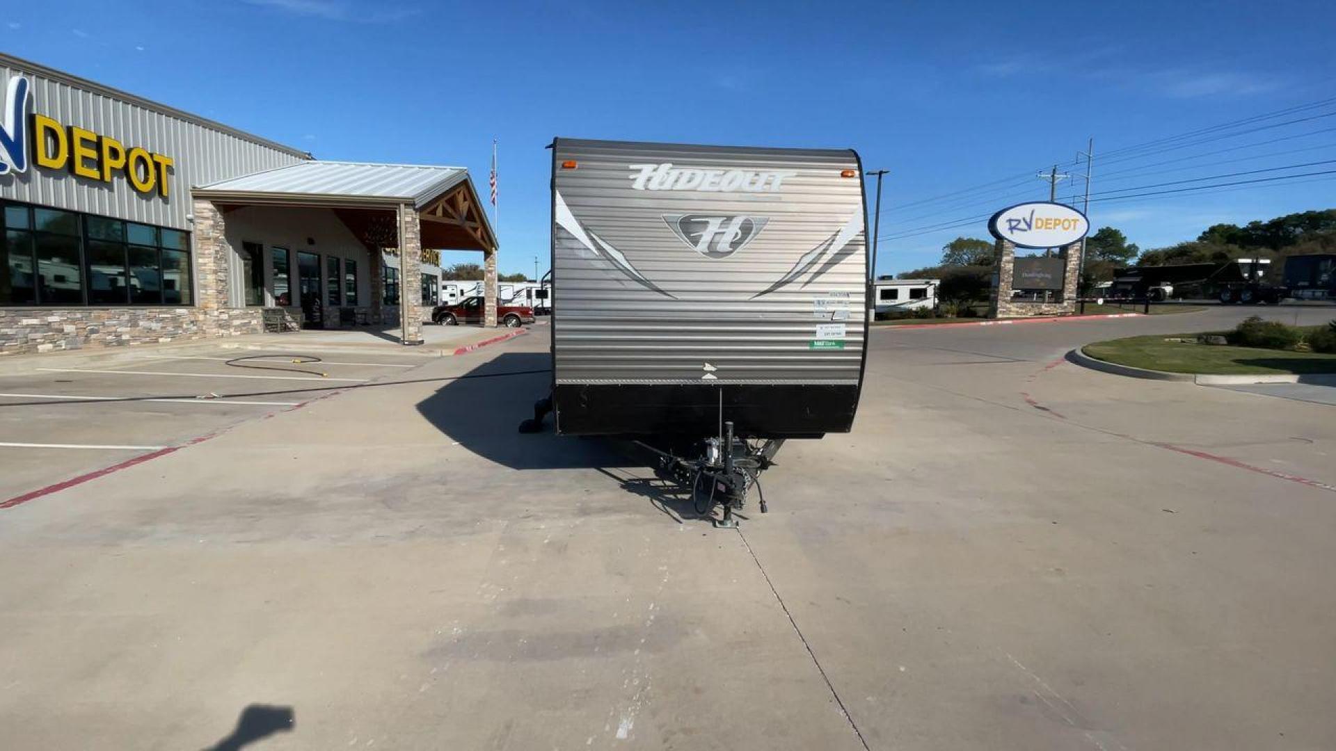 2015 KEYSTONE HIDEOUT 31RBDS (4YDT31R29F7) , Length: 35.67 ft. | Dry Weight: 7,660 lbs. | Gross Weight: 9,665 lbs. | Slides: 2 transmission, located at 4319 N Main Street, Cleburne, TX, 76033, (817) 221-0660, 32.435829, -97.384178 - Photo#4