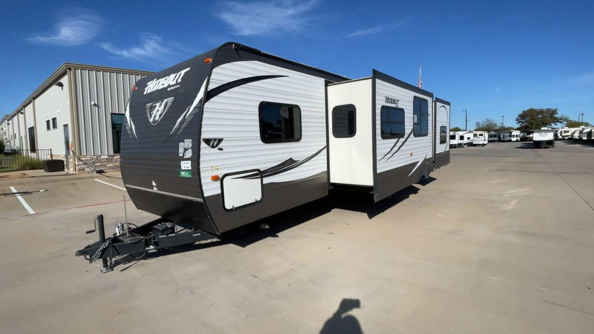 2015 KEYSTONE HIDEOUT 31RBDS (4YDT31R29F7) , Length: 35.67 ft. | Dry Weight: 7,660 lbs. | Gross Weight: 9,665 lbs. | Slides: 2 transmission, located at 4319 N Main Street, Cleburne, TX, 76033, (817) 221-0660, 32.435829, -97.384178 - Photo#5