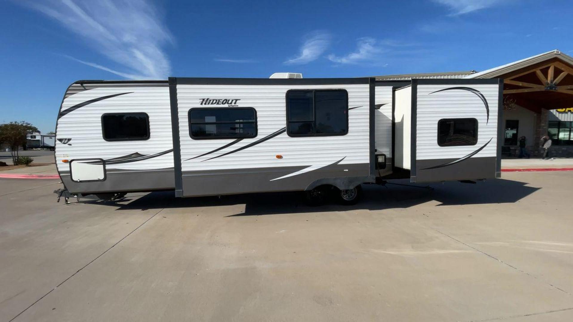 2015 KEYSTONE HIDEOUT 31RBDS (4YDT31R29F7) , Length: 35.67 ft. | Dry Weight: 7,660 lbs. | Gross Weight: 9,665 lbs. | Slides: 2 transmission, located at 4319 N Main Street, Cleburne, TX, 76033, (817) 221-0660, 32.435829, -97.384178 - Photo#6