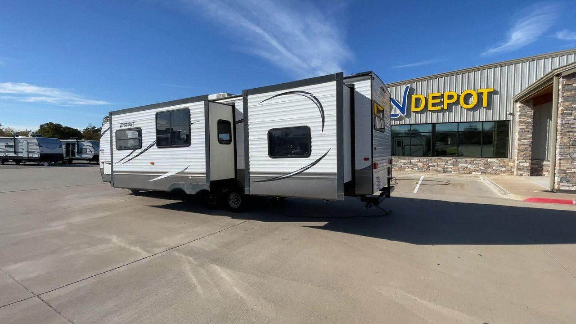 2015 KEYSTONE HIDEOUT 31RBDS (4YDT31R29F7) , Length: 35.67 ft. | Dry Weight: 7,660 lbs. | Gross Weight: 9,665 lbs. | Slides: 2 transmission, located at 4319 N Main Street, Cleburne, TX, 76033, (817) 221-0660, 32.435829, -97.384178 - Photo#7