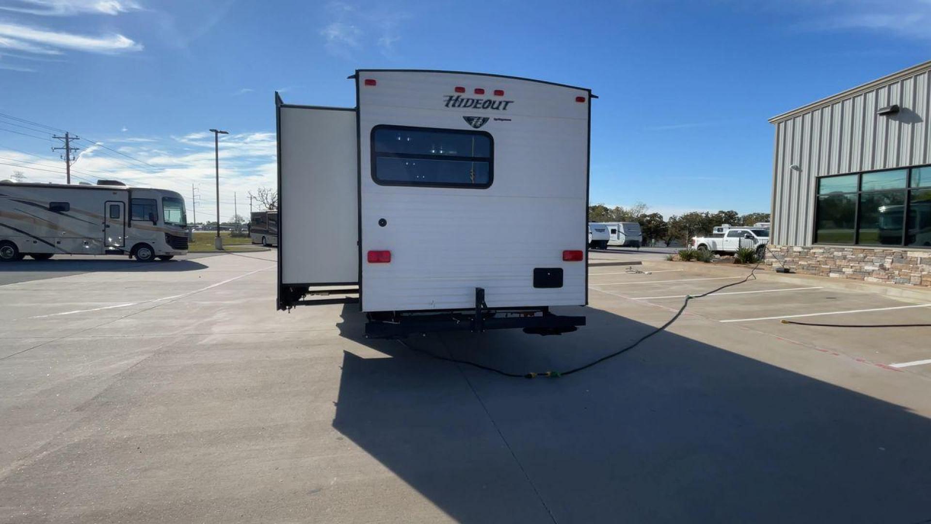 2015 KEYSTONE HIDEOUT 31RBDS (4YDT31R29F7) , Length: 35.67 ft. | Dry Weight: 7,660 lbs. | Gross Weight: 9,665 lbs. | Slides: 2 transmission, located at 4319 N Main Street, Cleburne, TX, 76033, (817) 221-0660, 32.435829, -97.384178 - Photo#8