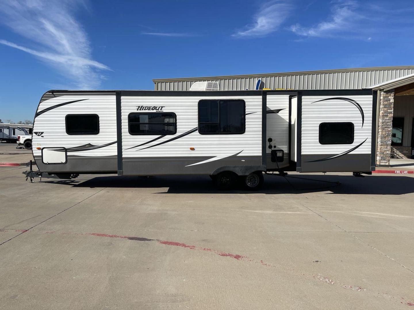 2015 KEYSTONE HIDEOUT 31RBDS (4YDT31R29F7) , Length: 35.67 ft. | Dry Weight: 7,660 lbs. | Gross Weight: 9,665 lbs. | Slides: 2 transmission, located at 4319 N Main Street, Cleburne, TX, 76033, (817) 221-0660, 32.435829, -97.384178 - Photo#24