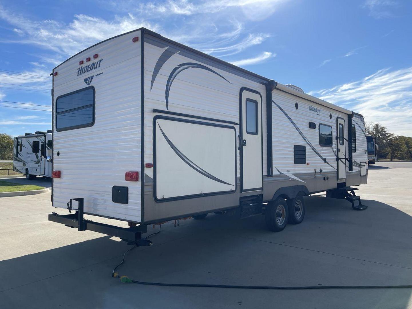 2015 KEYSTONE HIDEOUT 31RBDS (4YDT31R29F7) , Length: 35.67 ft. | Dry Weight: 7,660 lbs. | Gross Weight: 9,665 lbs. | Slides: 2 transmission, located at 4319 N Main Street, Cleburne, TX, 76033, (817) 221-0660, 32.435829, -97.384178 - Photo#25