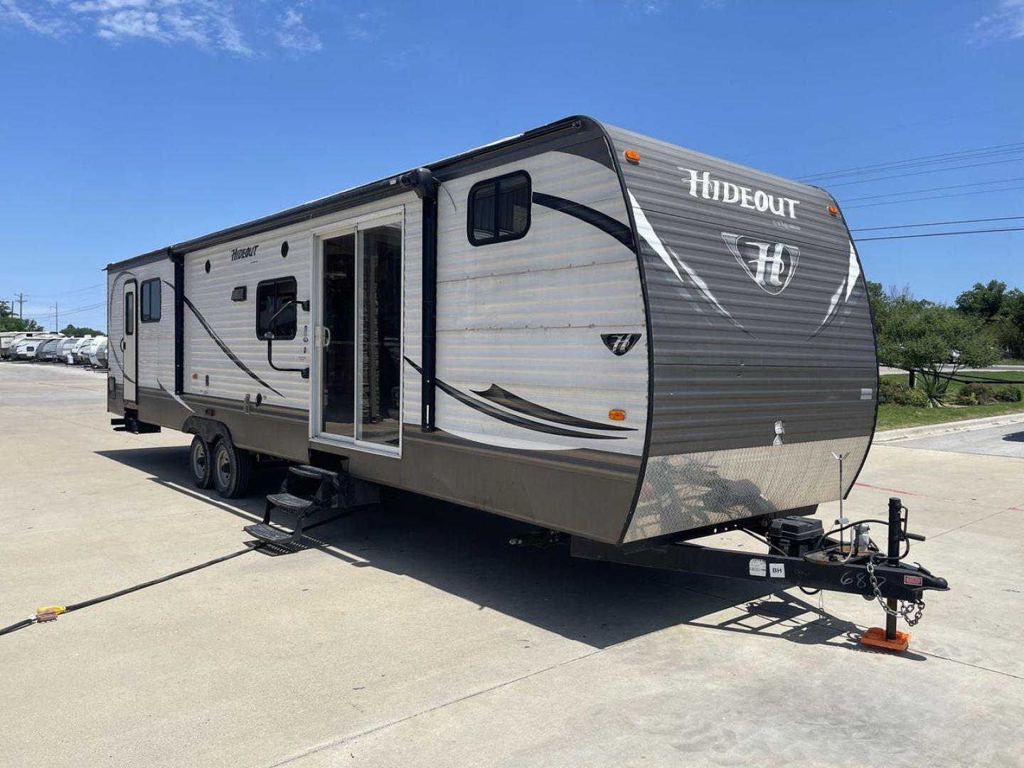 2015 KEYSTONE HIDEOUT 38BHDS (4YDT38B21F7) , Length: 39.83 ft. | Dry Weight: 8,420 lbs. | Gross Weight: 10,010 lbs. | Slides: 2 transmission, located at 4319 N Main Street, Cleburne, TX, 76033, (817) 221-0660, 32.435829, -97.384178 - Measuring 39.83 feet in length and boasting a dry weight of 8,420 lbs, the Hideout is both spacious and lightweight, making it easy to tow and maneuver. With a gross weight of 10,010 lbs, you'll have plenty of room for all your gear and supplies. With a wood body and aluminum sides, this trailer is - Photo#23