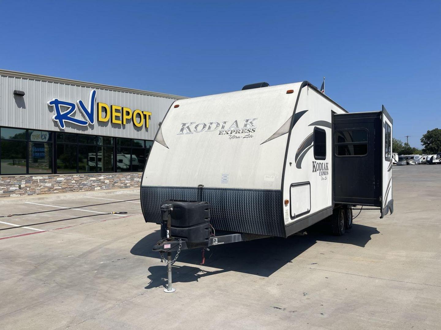 2015 TAN KEYSTONE KODIAK 223RBSL (4YDT22329FJ) , Length: 25.25 ft. | Dry Weight: 4,300 lbs. | Slides: 1 transmission, located at 4319 N Main Street, Cleburne, TX, 76033, (817) 221-0660, 32.435829, -97.384178 - Photo#0