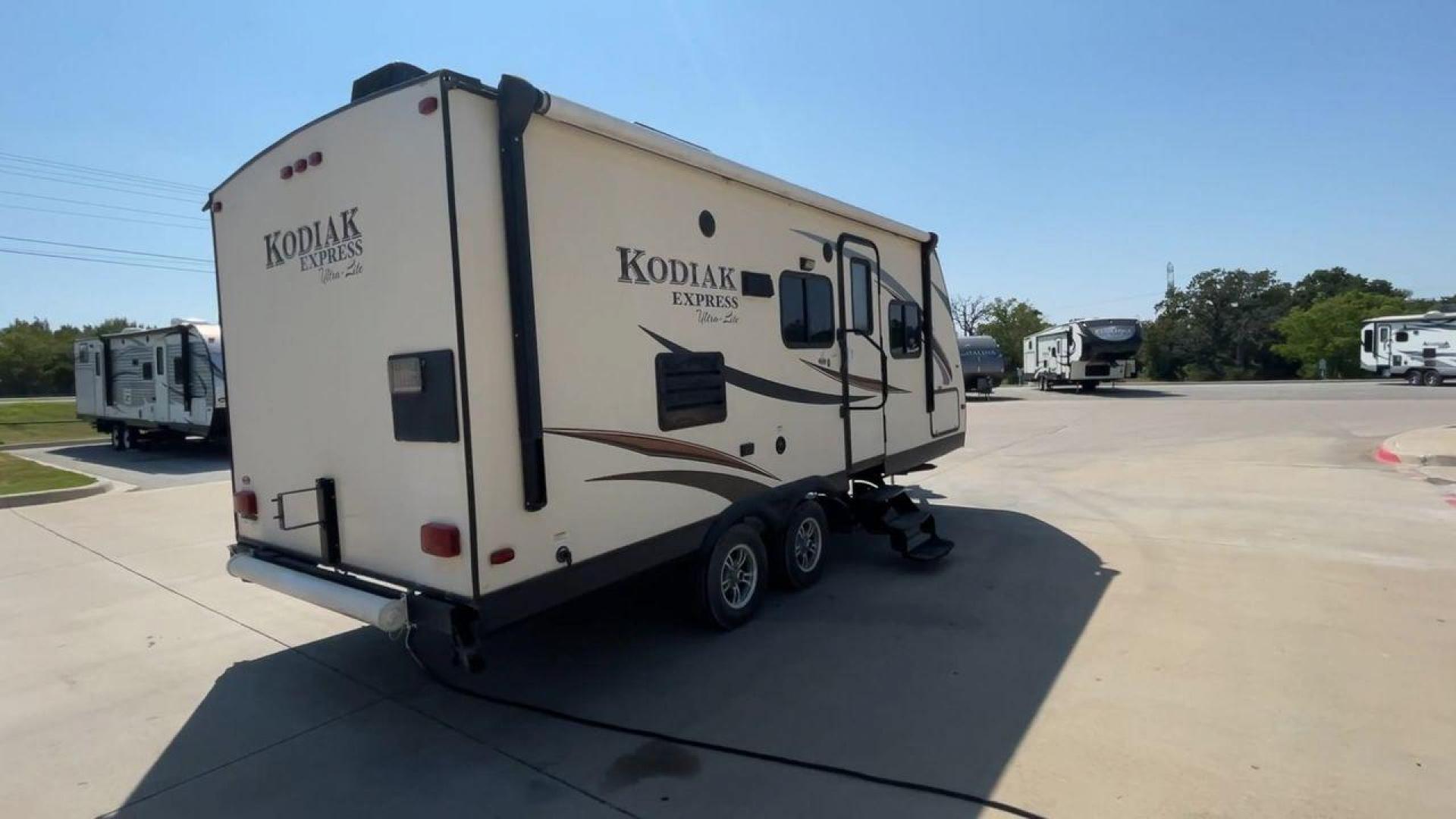 2015 TAN KEYSTONE KODIAK 223RBSL (4YDT22329FJ) , Length: 25.25 ft. | Dry Weight: 4,300 lbs. | Slides: 1 transmission, located at 4319 N Main Street, Cleburne, TX, 76033, (817) 221-0660, 32.435829, -97.384178 - Photo#1