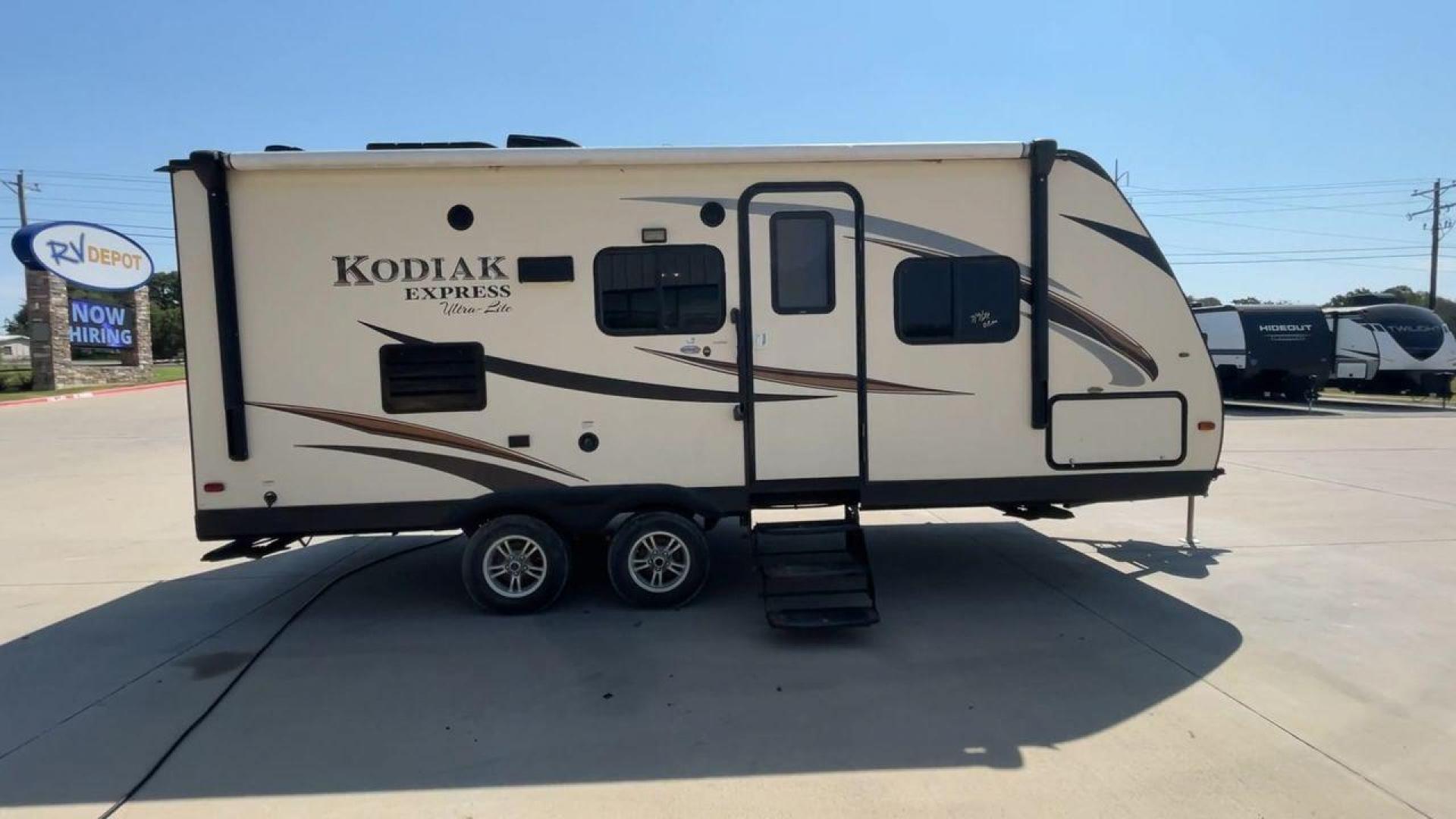 2015 TAN KEYSTONE KODIAK 223RBSL (4YDT22329FJ) , Length: 25.25 ft. | Dry Weight: 4,300 lbs. | Slides: 1 transmission, located at 4319 N Main Street, Cleburne, TX, 76033, (817) 221-0660, 32.435829, -97.384178 - Photo#2