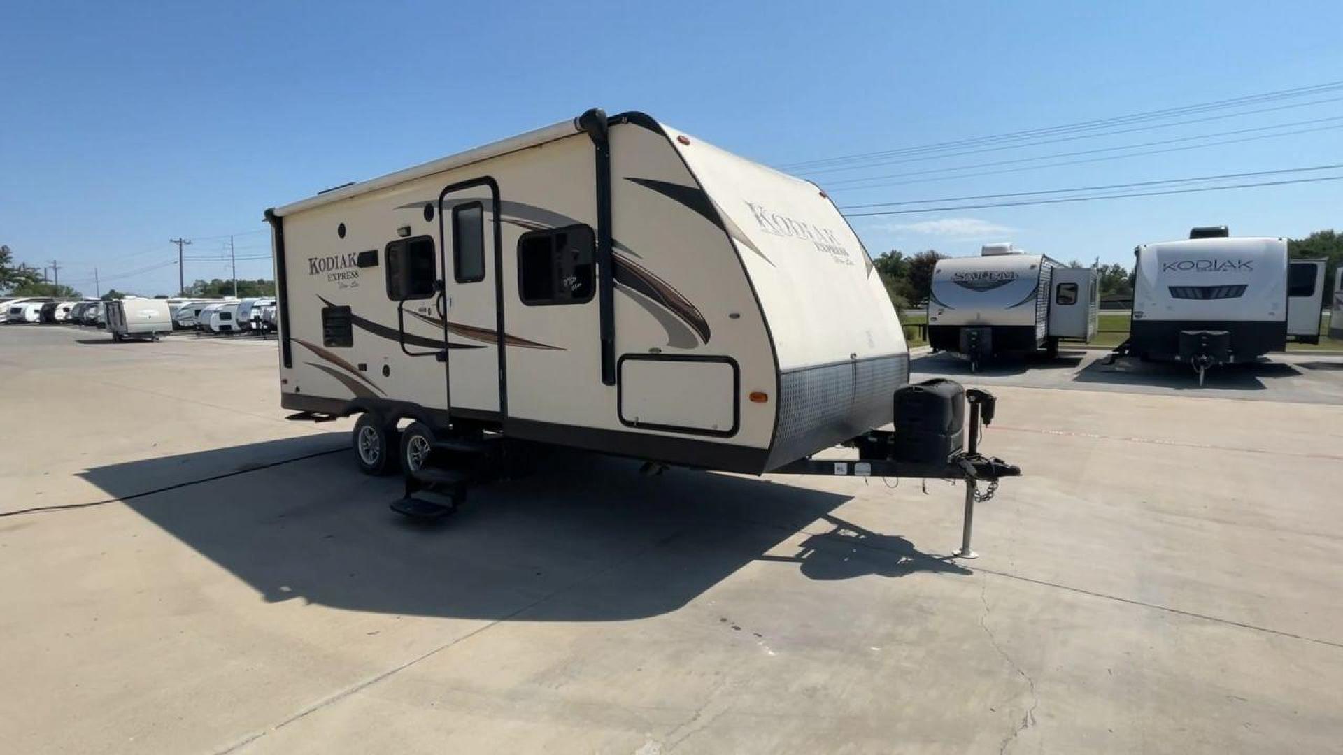 2015 TAN KEYSTONE KODIAK 223RBSL (4YDT22329FJ) , Length: 25.25 ft. | Dry Weight: 4,300 lbs. | Slides: 1 transmission, located at 4319 N Main Street, Cleburne, TX, 76033, (817) 221-0660, 32.435829, -97.384178 - Photo#3