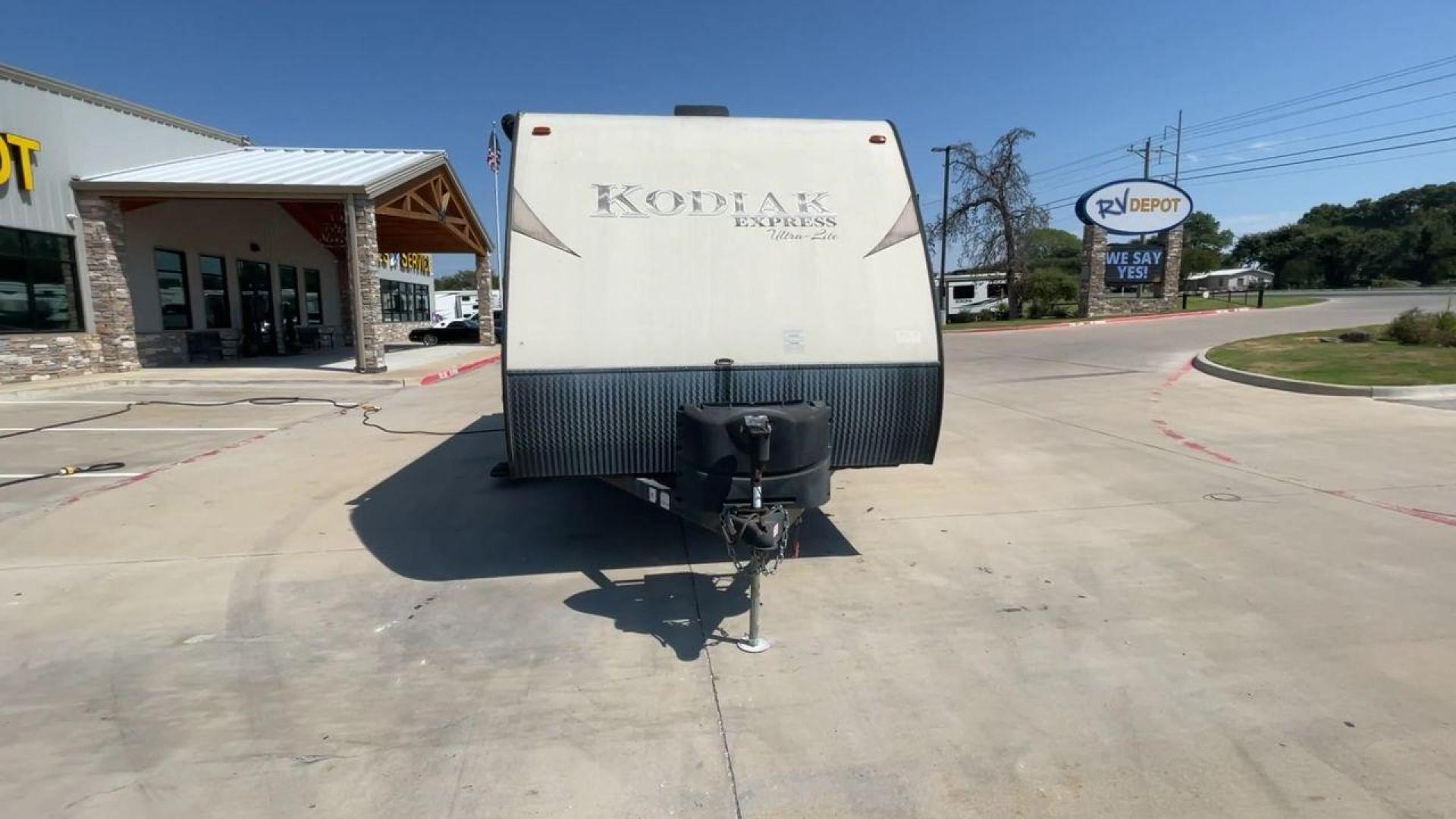 2015 TAN KEYSTONE KODIAK 223RBSL (4YDT22329FJ) , Length: 25.25 ft. | Dry Weight: 4,300 lbs. | Slides: 1 transmission, located at 4319 N Main Street, Cleburne, TX, 76033, (817) 221-0660, 32.435829, -97.384178 - Photo#4