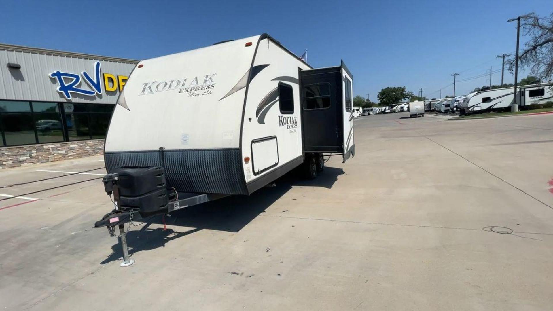 2015 TAN KEYSTONE KODIAK 223RBSL (4YDT22329FJ) , Length: 25.25 ft. | Dry Weight: 4,300 lbs. | Slides: 1 transmission, located at 4319 N Main Street, Cleburne, TX, 76033, (817) 221-0660, 32.435829, -97.384178 - Photo#5