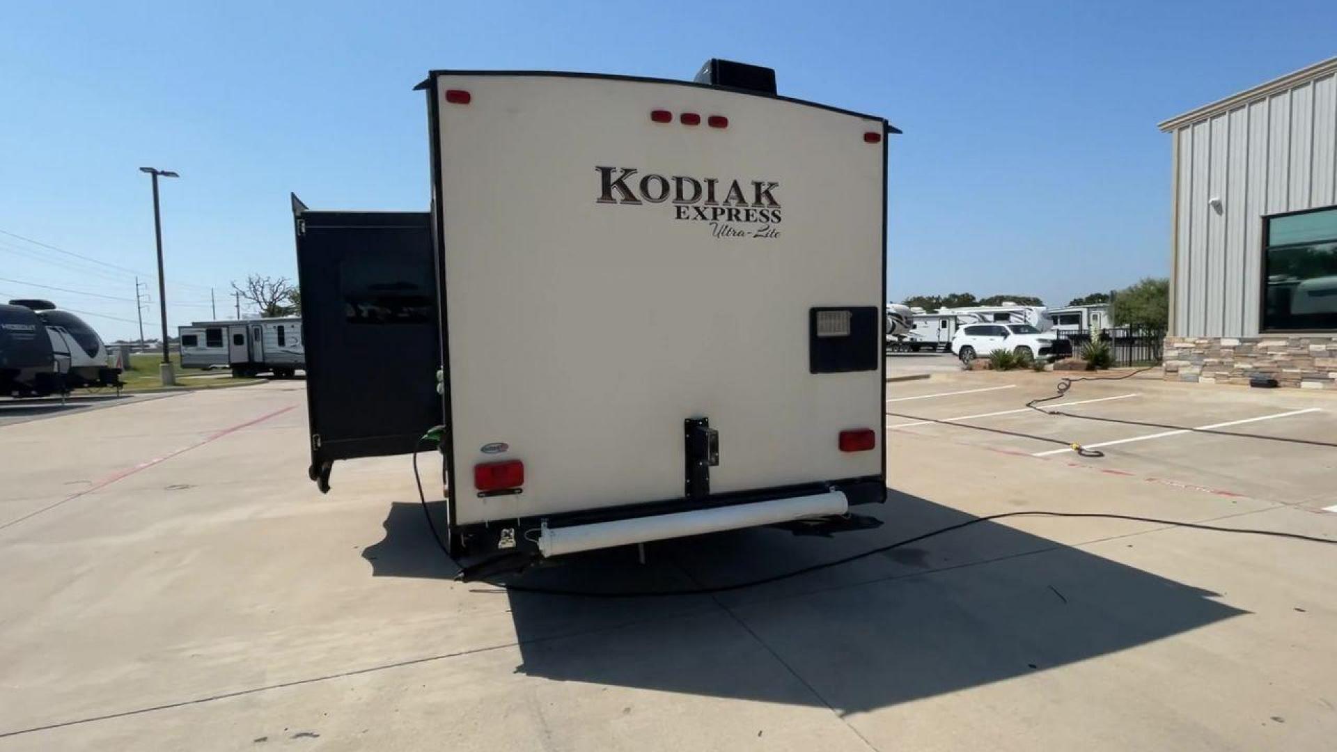 2015 TAN KEYSTONE KODIAK 223RBSL (4YDT22329FJ) , Length: 25.25 ft. | Dry Weight: 4,300 lbs. | Slides: 1 transmission, located at 4319 N Main Street, Cleburne, TX, 76033, (817) 221-0660, 32.435829, -97.384178 - Photo#8