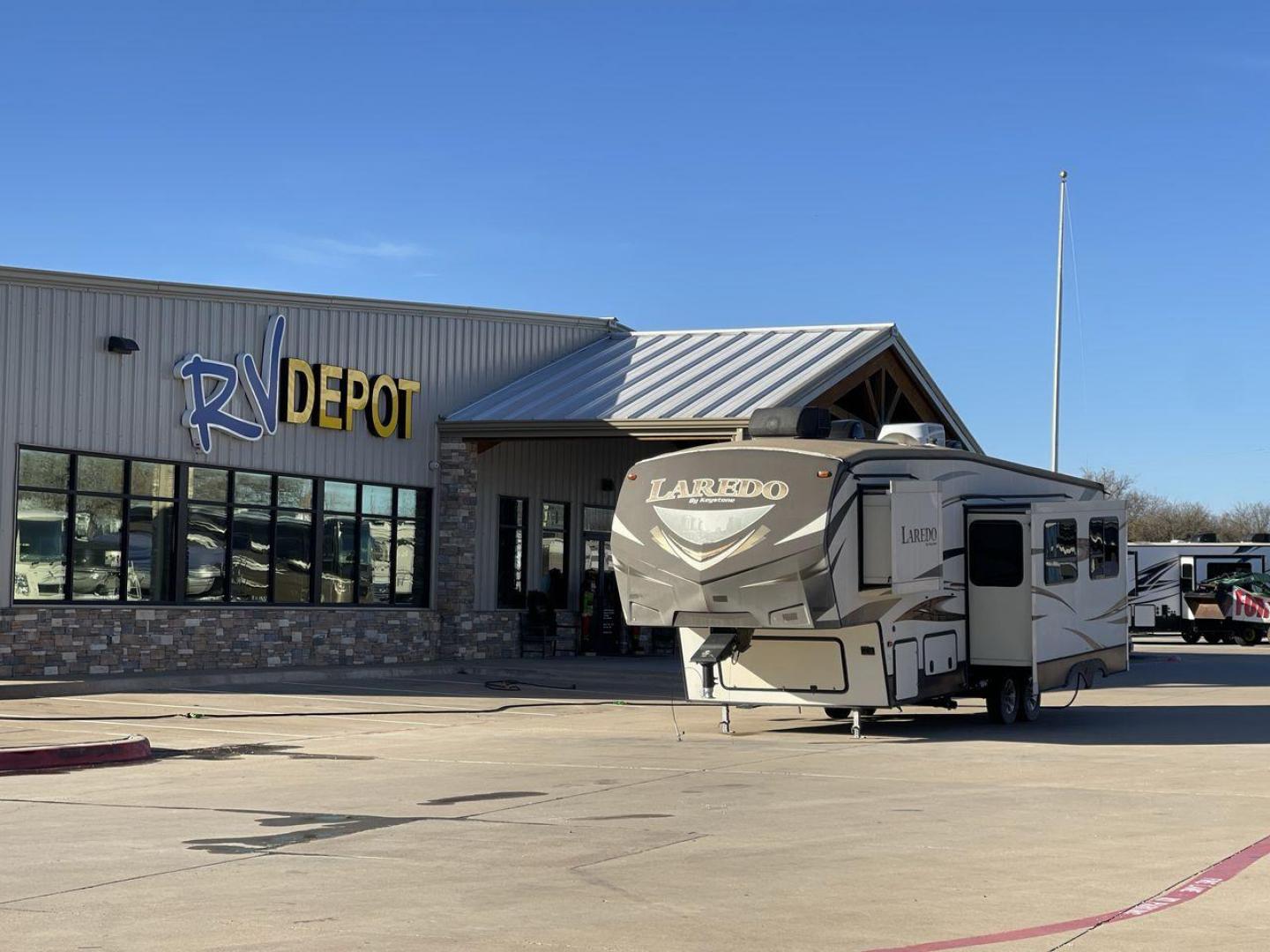 2015 WHITE KEYSTONE LAREDO 285SBH (4YDF28522FK) , Length: 33 ft. | Dry Weight: 7,880 lbs. | Gross Weight: 9,580 lbs. | Slides: 1 transmission, located at 4319 N Main Street, Cleburne, TX, 76033, (817) 221-0660, 32.435829, -97.384178 - This 2015 Keystone Fifth Wheel measures 33 feet long and 8 feet wide with a dry weight of 7,880 lbs. It has a GVWR of 9,580 lbs and a hitch weight of 1,465 lbs. This model also comes with automatic heating and cooling rated at 30,000 and 13,500 BTUs respectively. The exterior of this unit is a base - Photo#0