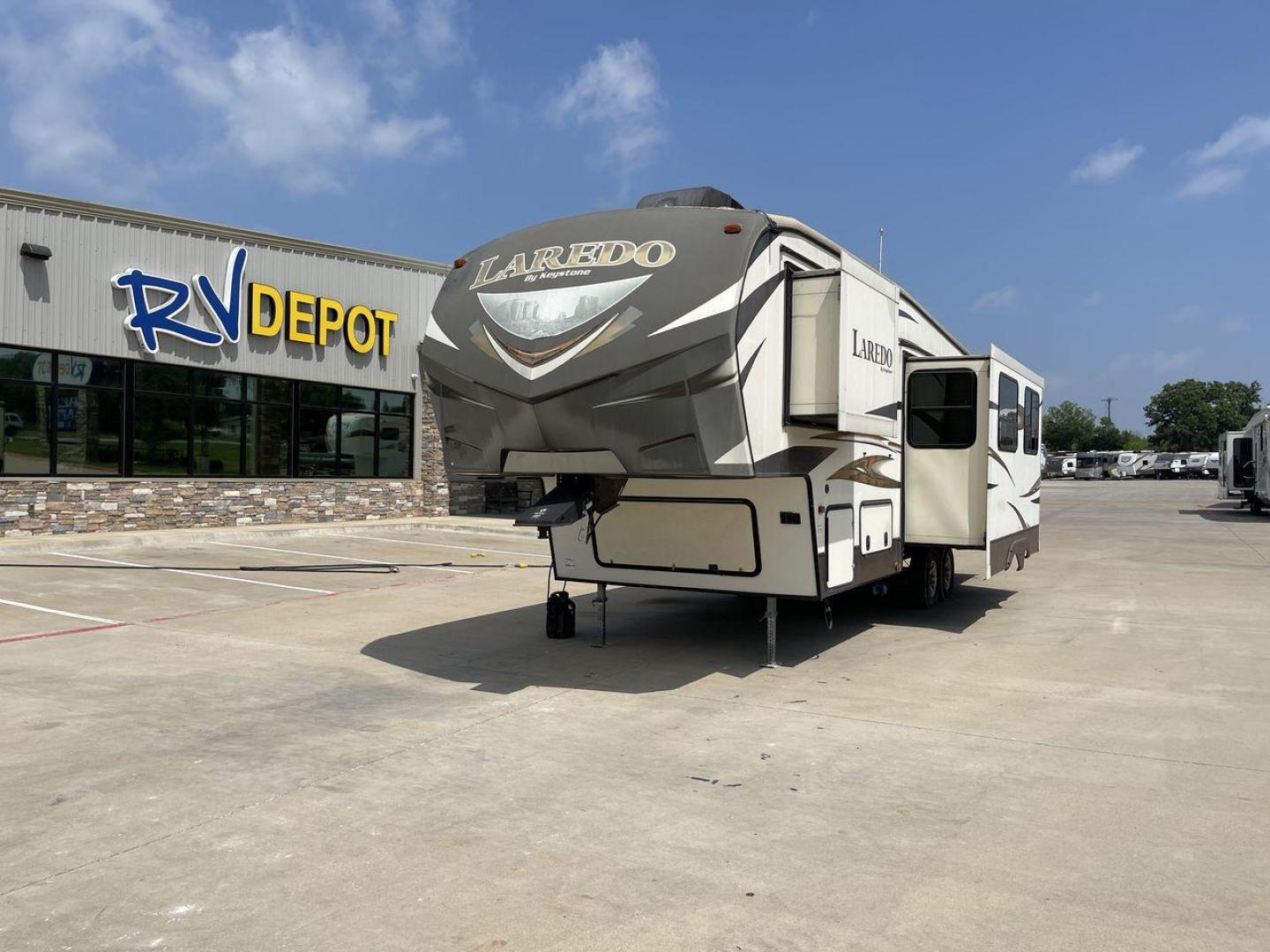 2015 WHITE KEYSTONE LAREDO 285SBH (4YDF28522FK) , Length: 33 ft. | Dry Weight: 7,880 lbs. | Gross Weight: 9,580 lbs. | Slides: 1 transmission, located at 4319 N Main Street, Cleburne, TX, 76033, (817) 221-0660, 32.435829, -97.384178 - This 2015 Keystone Fifth Wheel measures 33 feet long and 8 feet wide with a dry weight of 7,880 lbs. It has a GVWR of 9,580 lbs and a hitch weight of 1,465 lbs. This model also comes with automatic heating and cooling rated at 30,000 and 13,500 BTUs respectively. The exterior of this unit is a base - Photo#0