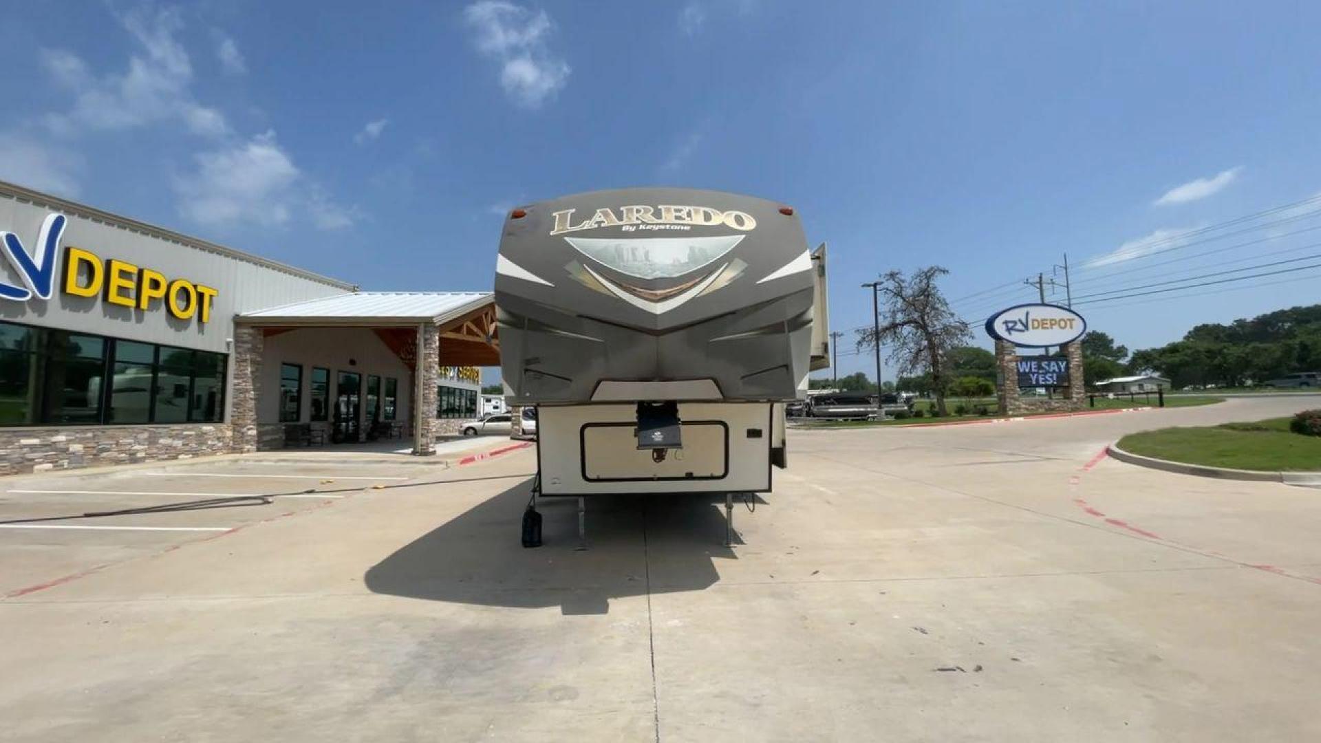 2015 WHITE KEYSTONE LAREDO 285SBH (4YDF28522FK) , Length: 33 ft. | Dry Weight: 7,880 lbs. | Gross Weight: 9,580 lbs. | Slides: 1 transmission, located at 4319 N Main Street, Cleburne, TX, 76033, (817) 221-0660, 32.435829, -97.384178 - This 2015 Keystone Fifth Wheel measures 33 feet long and 8 feet wide with a dry weight of 7,880 lbs. It has a GVWR of 9,580 lbs and a hitch weight of 1,465 lbs. This model also comes with automatic heating and cooling rated at 30,000 and 13,500 BTUs respectively. The exterior of this unit is a base - Photo#5