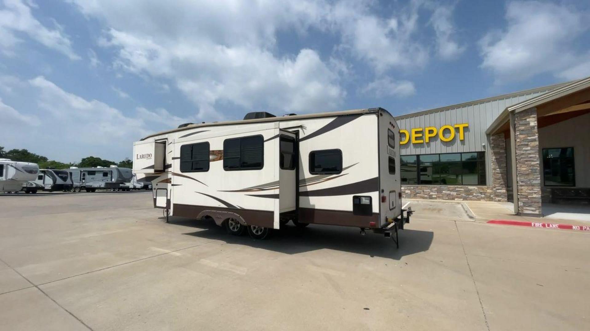 2015 WHITE KEYSTONE LAREDO 285SBH (4YDF28522FK) , Length: 33 ft. | Dry Weight: 7,880 lbs. | Gross Weight: 9,580 lbs. | Slides: 1 transmission, located at 4319 N Main Street, Cleburne, TX, 76033, (817) 221-0660, 32.435829, -97.384178 - This 2015 Keystone Fifth Wheel measures 33 feet long and 8 feet wide with a dry weight of 7,880 lbs. It has a GVWR of 9,580 lbs and a hitch weight of 1,465 lbs. This model also comes with automatic heating and cooling rated at 30,000 and 13,500 BTUs respectively. The exterior of this unit is a base - Photo#8