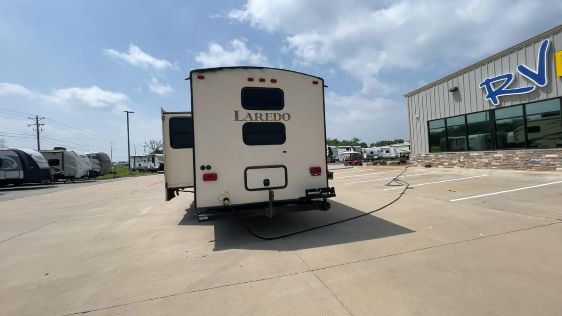 2015 WHITE KEYSTONE LAREDO 285SBH (4YDF28522FK) , Length: 33 ft. | Dry Weight: 7,880 lbs. | Gross Weight: 9,580 lbs. | Slides: 1 transmission, located at 4319 N Main Street, Cleburne, TX, 76033, (817) 221-0660, 32.435829, -97.384178 - This 2015 Keystone Fifth Wheel measures 33 feet long and 8 feet wide with a dry weight of 7,880 lbs. It has a GVWR of 9,580 lbs and a hitch weight of 1,465 lbs. This model also comes with automatic heating and cooling rated at 30,000 and 13,500 BTUs respectively. The exterior of this unit is a base - Photo#9