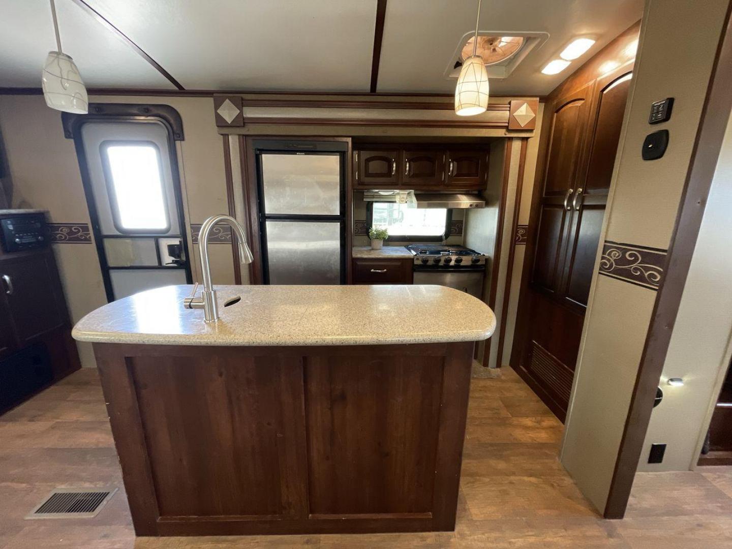 2015 TAN KEYSTONE OUTBACK 323BH (4YDT32321FB) , Length: 36 ft. | Dry Weight: 8,190 lbs. | Gross Weight: 9,500 lbs. | Slides: 2 transmission, located at 4319 N Main Street, Cleburne, TX, 76033, (817) 221-0660, 32.435829, -97.384178 - Photo#10