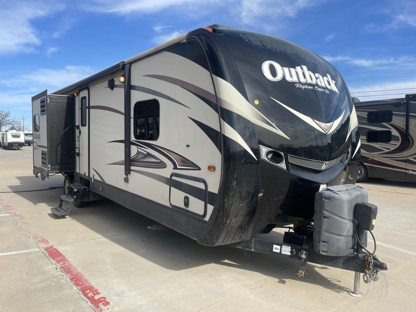 2015 TAN KEYSTONE OUTBACK 323BH (4YDT32321FB) , Length: 36 ft. | Dry Weight: 8,190 lbs. | Gross Weight: 9,500 lbs. | Slides: 2 transmission, located at 4319 N Main Street, Cleburne, TX, 76033, (817) 221-0660, 32.435829, -97.384178 - Photo#22