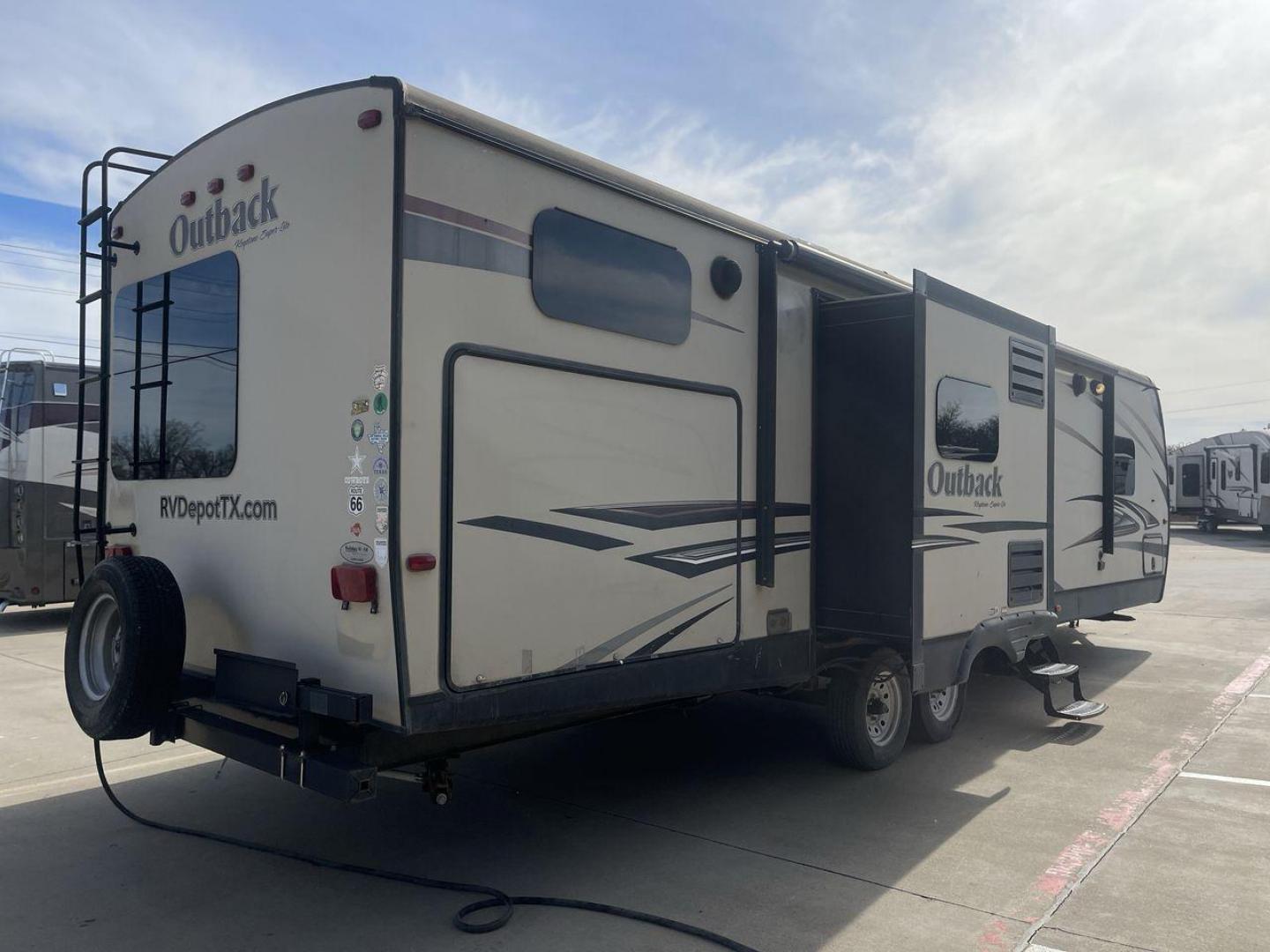 2015 TAN KEYSTONE OUTBACK 323BH (4YDT32321FB) , Length: 36 ft. | Dry Weight: 8,190 lbs. | Gross Weight: 9,500 lbs. | Slides: 2 transmission, located at 4319 N Main Street, Cleburne, TX, 76033, (817) 221-0660, 32.435829, -97.384178 - Photo#24