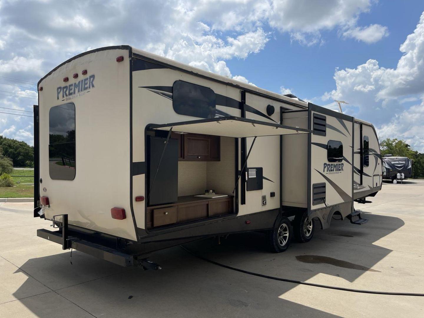 2015 TAN KEYSTONE PREMIER 34BHPR (4YDT34B25FD) , Length: 37 ft. | Dry Weight: 7,076 lbs. | Gross Weight: 8,800 lbs. | Slides: 3 transmission, located at 4319 N Main Street, Cleburne, TX, 76033, (817) 221-0660, 32.435829, -97.384178 - Take a trip with more family members and friends in this remarkably spacious 2015 Keystone Premier 34BHPR! This travel trailer measures exactly 37 ft. in length and 10.92 ft. in height. It has a dry weight of 7,076 lbs. and a GVWR of 8,800 lbs. It highlights a rear bunk and an outside kitchen, ma - Photo#25