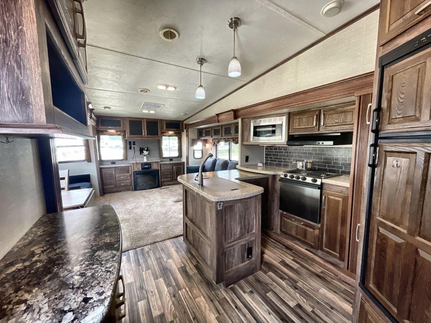 2015 KEYSTONE RV COUGAR 327RES (4YDF32729F2) , Length: 36.42 ft. | Dry Weight: 10,213 lbs. | Gross Weight: 12,135 lbs. | Slides: 3 transmission, located at 4319 N Main Street, Cleburne, TX, 76033, (817) 221-0660, 32.435829, -97.384178 - Enjoy the abundant storage and space that comes with the 2015 Keystone Cougar 327RES! This fifth wheel measures 36.42 ft. in length and 12.25 ft. in height. It has a dry weight of 10,213 lbs. and a GVWR of 12,135 lbs. It also comes equipped with automatic heating and cooling rated at 30,000 and 1 - Photo#11