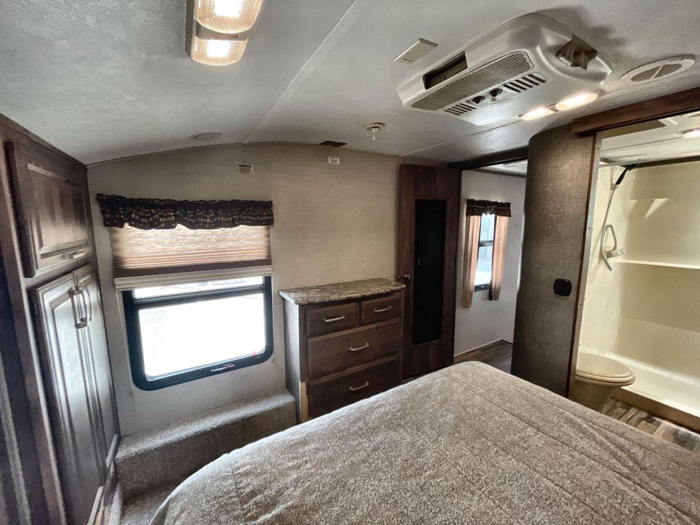 2015 KEYSTONE RV COUGAR 327RES (4YDF32729F2) , Length: 36.42 ft. | Dry Weight: 10,213 lbs. | Gross Weight: 12,135 lbs. | Slides: 3 transmission, located at 4319 N Main Street, Cleburne, TX, 76033, (817) 221-0660, 32.435829, -97.384178 - Enjoy the abundant storage and space that comes with the 2015 Keystone Cougar 327RES! This fifth wheel measures 36.42 ft. in length and 12.25 ft. in height. It has a dry weight of 10,213 lbs. and a GVWR of 12,135 lbs. It also comes equipped with automatic heating and cooling rated at 30,000 and 1 - Photo#17