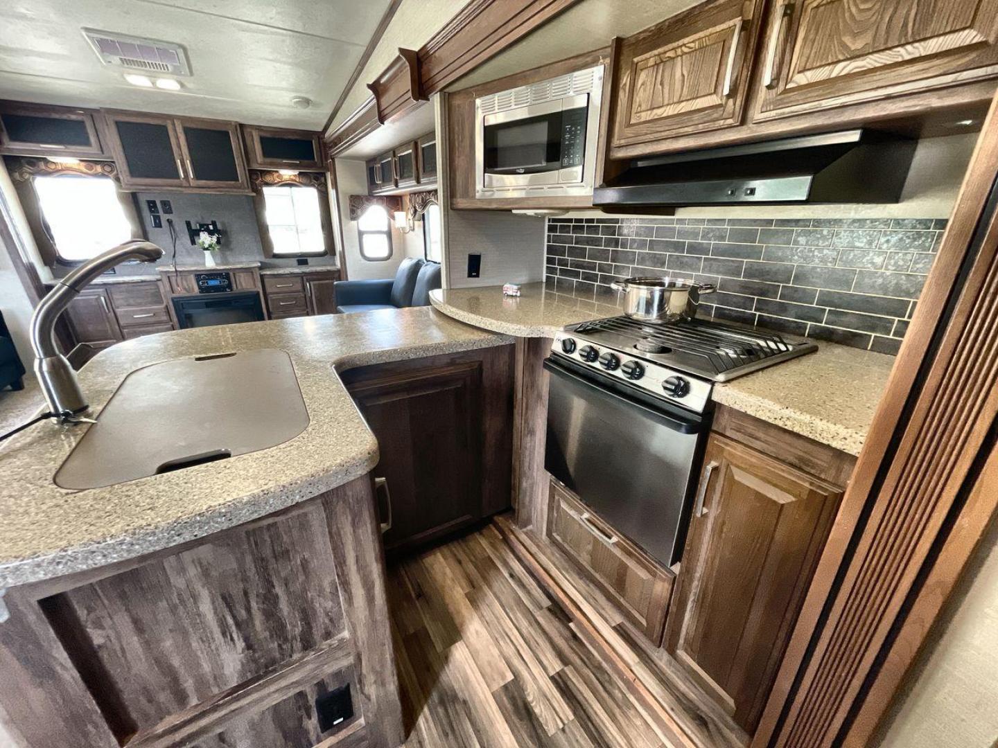 2015 KEYSTONE RV COUGAR 327RES (4YDF32729F2) , Length: 36.42 ft. | Dry Weight: 10,213 lbs. | Gross Weight: 12,135 lbs. | Slides: 3 transmission, located at 4319 N Main Street, Cleburne, TX, 76033, (817) 221-0660, 32.435829, -97.384178 - Enjoy the abundant storage and space that comes with the 2015 Keystone Cougar 327RES! This fifth wheel measures 36.42 ft. in length and 12.25 ft. in height. It has a dry weight of 10,213 lbs. and a GVWR of 12,135 lbs. It also comes equipped with automatic heating and cooling rated at 30,000 and 1 - Photo#18