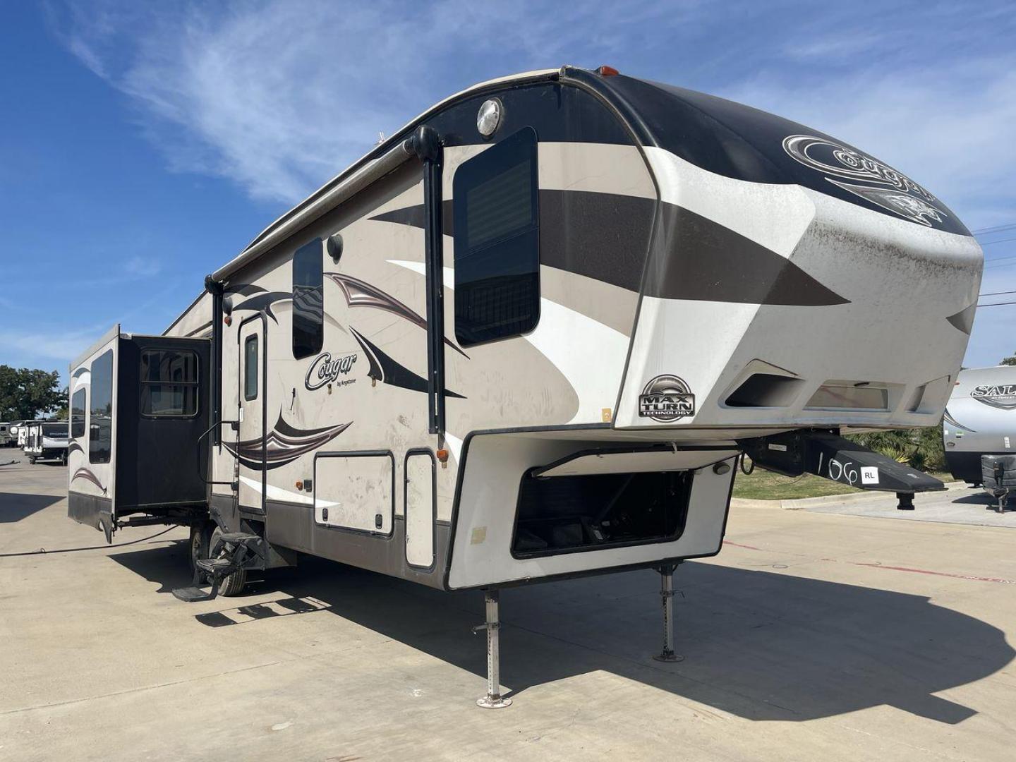 2015 KEYSTONE RV COUGAR 327RES (4YDF32729F2) , Length: 36.42 ft. | Dry Weight: 10,213 lbs. | Gross Weight: 12,135 lbs. | Slides: 3 transmission, located at 4319 N Main Street, Cleburne, TX, 76033, (817) 221-0660, 32.435829, -97.384178 - Enjoy the abundant storage and space that comes with the 2015 Keystone Cougar 327RES! This fifth wheel measures 36.42 ft. in length and 12.25 ft. in height. It has a dry weight of 10,213 lbs. and a GVWR of 12,135 lbs. It also comes equipped with automatic heating and cooling rated at 30,000 and 1 - Photo#22