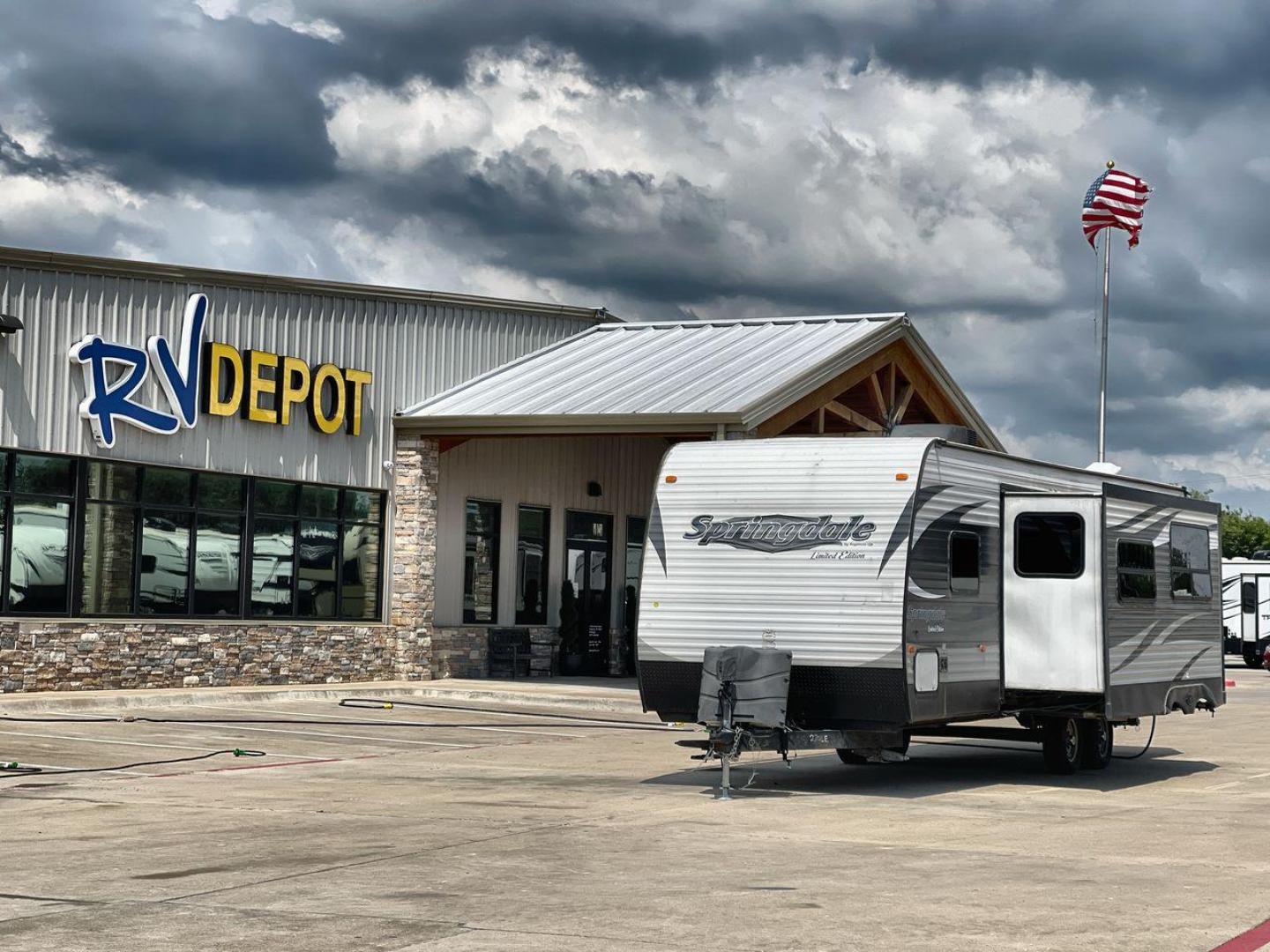 2015 KEYSTONE SPRINGDALE 270LE (4YDT27023F3) , Length: 32.42 ft. | Dry Weight: 7,010 lbs. | Gross Weight: 9,560 lbs. | Slides: 1 transmission, located at 4319 N Main Street, Cleburne, TX, 76033, (817) 221-0660, 32.435829, -97.384178 - Looking for a reliable and spacious travel trailer bunk house in Cleburne, TX? Look no further than this 2015 Keystone Springdale 270LE, available at RV Depot in Cleburne, TX. Priced at $20,995, this travel trailer offers comfort, convenience, and plenty of room for your family to enjoy memorable ro - Photo#0