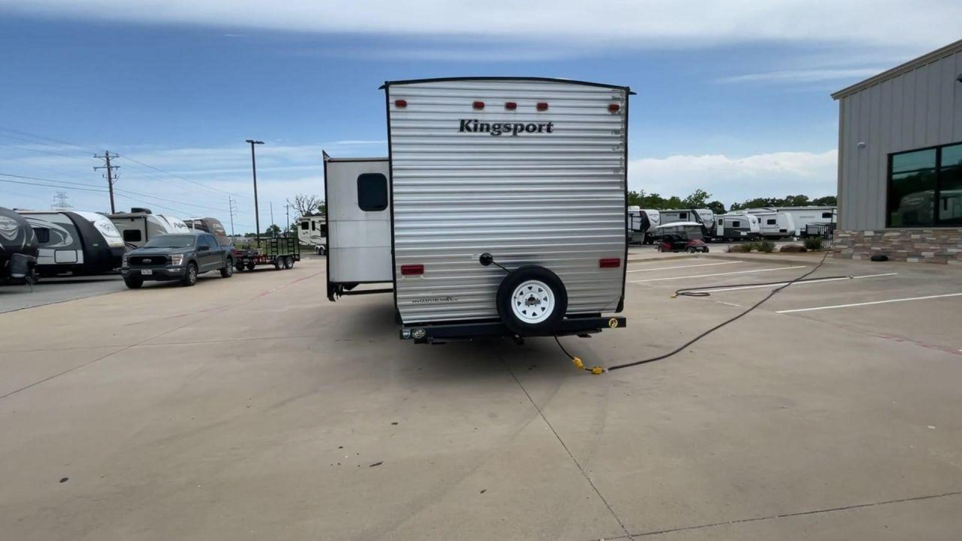 2015 WHITE KINGSPORT 277DDS - (1NL1GTM22F1) , Length: 31.17 ft. | Dry Weight: 6,620 lbs. | Slides: 1 transmission, located at 4319 N Main Street, Cleburne, TX, 76033, (817) 221-0660, 32.435829, -97.384178 - This 2015 Kingsport 277DDS measures 31.17 ft. in length and 10.75 ft. in height. It has a dry weight of 6,620 lbs. with a payload capacity of 1,520 lbs. and a hitch weight of 958 lbs. It includes two doors, one slide, and one awning. This travel trailer offers sleeping space for up to 10 people w - Photo#8