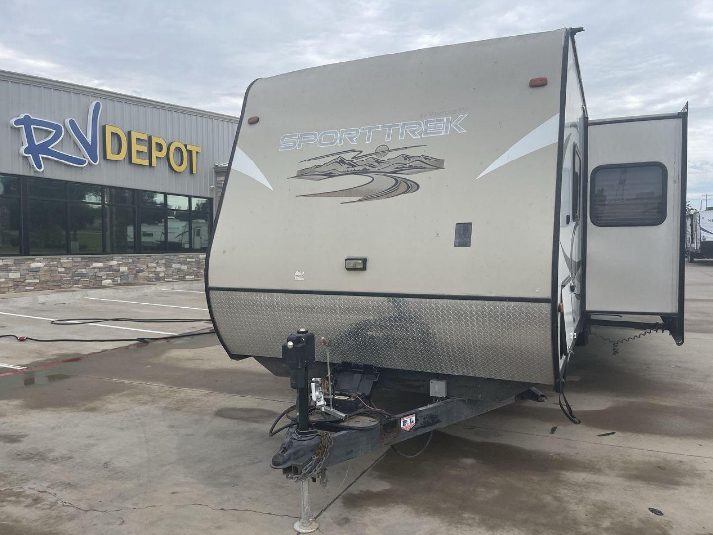 2015 WHITE KZ VENTURE RV SPORTTREK (4EZT13128F5) , Length: 35.6 ft | Dry Weight: 7,110 lbs | Gross Weight: 8,300 lbs | Slides: 2 transmission, located at 4319 N Main Street, Cleburne, TX, 76033, (817) 221-0660, 32.435829, -97.384178 - With the 2015 KZ Venture RV SportTrek Travel Trailer, set out on your next adventure. With the modern traveler in mind, this travel trailer offers the ideal balance of comfort, style, and functionality. This unit measures 35.5 ft in length, 8 ft in width, and 10.92 ft in height. It has a dry weig - Photo#0